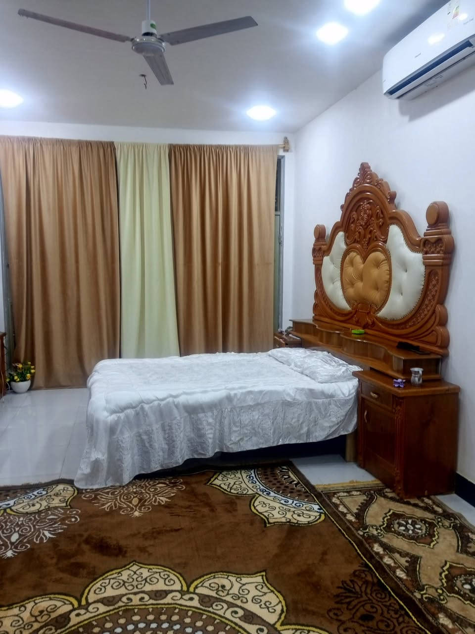 السلام عليكم بيت لبيع بناء ٢٠٢٥ طابقين
المساحه ٢٠٠متر طابو
 العنوان الكرادي قرب مستشفى العزل
يحتوي المنزل الكراج طول ٥ونص والعرض ٥ونص
استقبال طول ٩صافي والعرض ٤صافي
مطبخ طول ٥وربع والعرض ٤ 
صاله طول٦ مع تباع ٣امتار درج. مع كندور٢متر
عرض الصاله ٤صافي
مع غرفتين نوم في الطابق الارضي 
وحده.  طول ٥وربع والعرض ٤
والثانيه طول ٥وربع والعرض ٣
الحمام الداخلي 2*2
حمام خارجي 2*1ونص
الطابق الثاني يحتوي عل 3غرف نوم وصاله وحمام 
اضافه الى الغرفه 4سطح بيها درج خارجي 
الغرفه لاوله طول 7والعرض 4
الغرفه الثانيه الطول 5ونص والعرض 5ونص
الغرفه الثالثه 5وربع  والعرض 4
اضافه الى مناور 2

رقم صاحب المنزل***********
