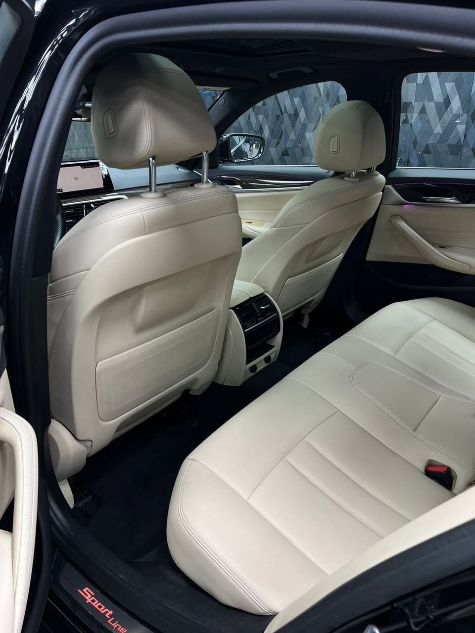 BMW للبيع 
530i 2019
فول مواصفات ماعدا الداتو شو 
تو ويل 
ماشية60 الف ميل 
بدون ايرباك فقط بنيد مبدل ومصبوغ
والحادث مثل ما موضح بلصور 
سعر السيارة 265وبيها مجال بسيط
مكاني بغداد زيونة 
 ***********
