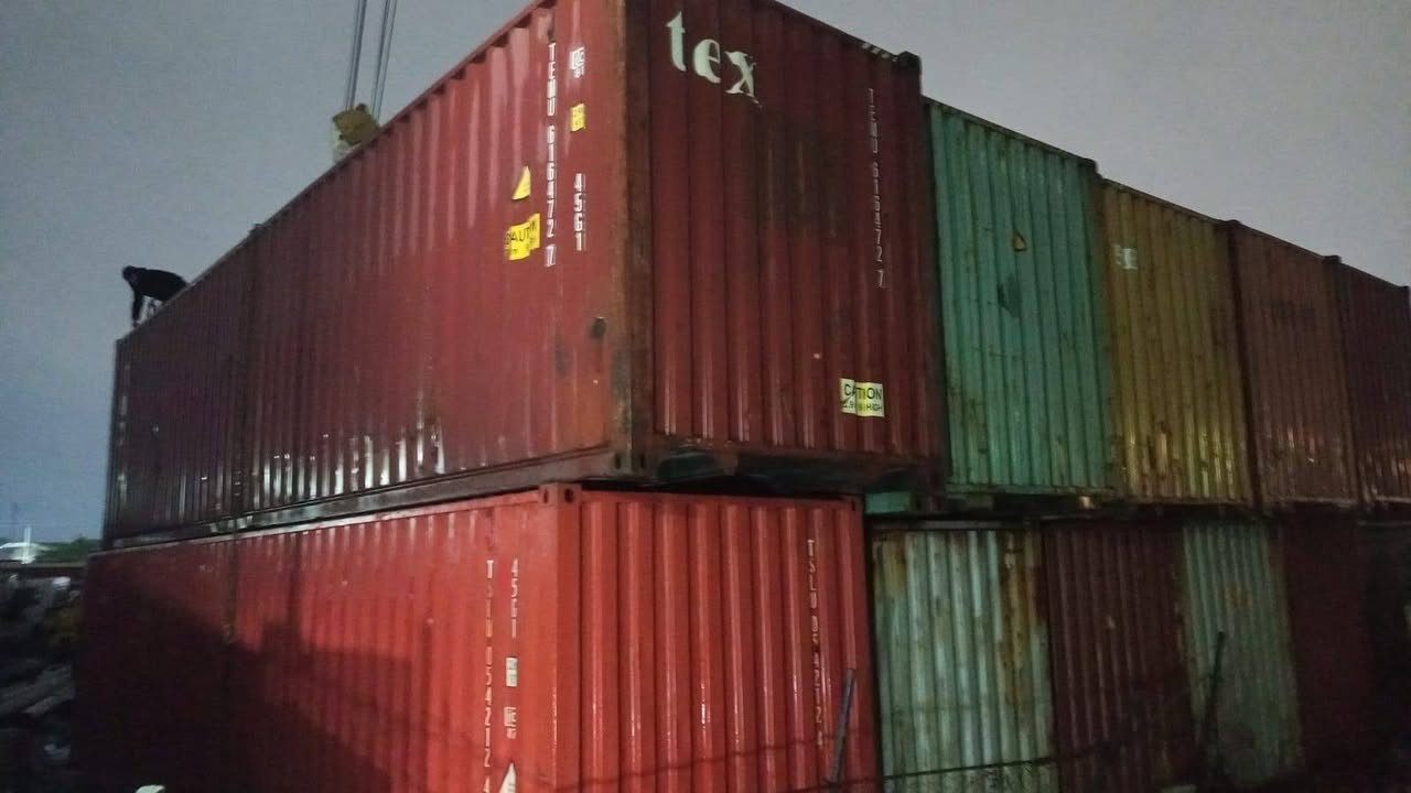 بفضل الله تم وصول حاويات كونتينر النوع العاليه ٤٠قدم طول ارتفاع ٢٩٠ ام الفسفوره مكان بغداد الطالبيه متوفر نقل لكل مناطق العراق***********
