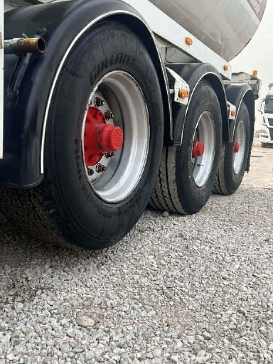 سلام و عليك ئه م ته نكيه بو فروشتن بي عه يبه  تاك تايه يه هه موو تايه كاني لوكن ديناري مسروفي نيه ريك بو ناو ئيش بانزين و نه فتايشي پي بار بكه كيشه ي نييه  سعري ٤٨ ورقه
***********
