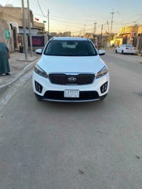 كيه سورنتو لون صدفي موديل٢٠١٧ وارد امريكي اربعه سلندر نص فول قطعتين تب...