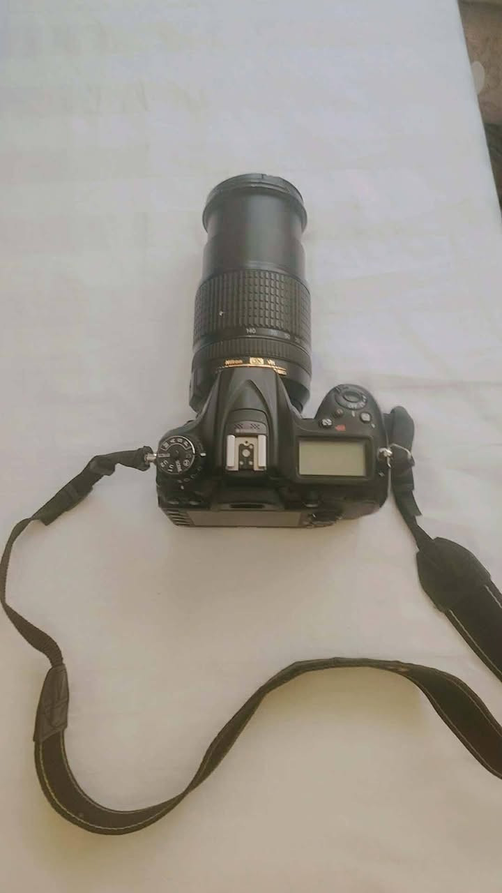 للبيع نيكون 7200 النظافه مثل البلصور
تُعد كاميرا نيكون D7200 (Nikon D7200) واحدة من أشهر وأنجح كاميرات الـ DSLR التي أطلقتها شركة نيكون. تُقدم الكاميرا - أداءً ممتازًا يجمع بين جودة الصور العالية والتحكم الاحترافي.
- نظام التركيز (Autofocus): 51 نقطة تركيز (منها 15 نقط مع حساسية عالية في الإضاءة المنخفضة 
- تصوير الفيديو: بدقة Full HD (1080p) حتى 60 إطارًا في الثانية مع جماليه في الالوان 
- الاتصال: Wi-Fi و NFC مدمجان.
للاستفسار اكثر (***********)
