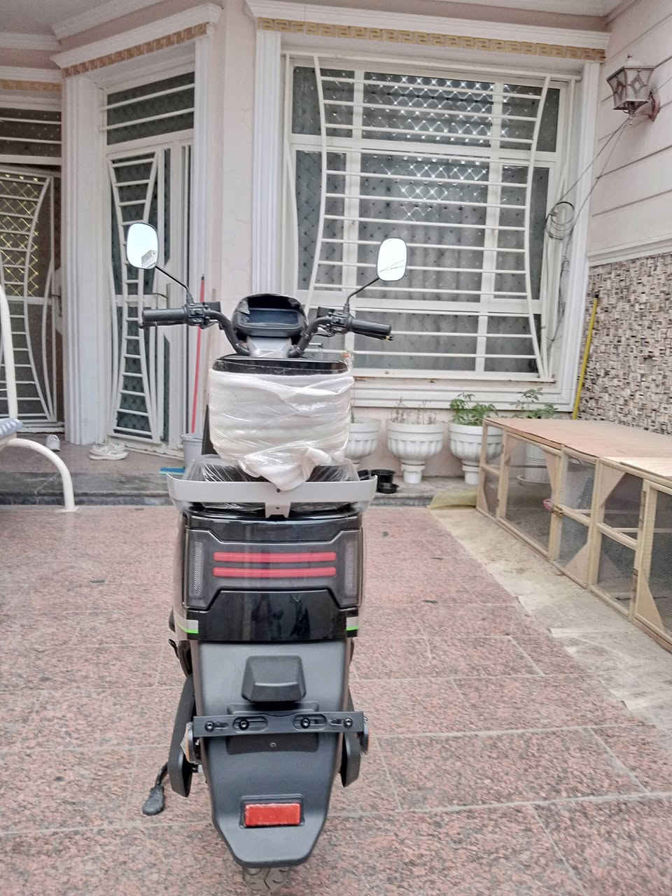 تايلج / فرخ ملكة ٢٠٢٦ // ماركة اصلية 
• الماتور (الملف): 1500 واط ملف نحاس ثقيل (يتحمل الأوزان والصعدات القوية).

• البطاريات: 6 بطاريات كبار (نظام 72 فولت)، وهذا أهم فرق لضمان طول عمر الشحن وقوة المحرك.

• السرعة: تصل إلى  74 كم/ساعة.

• المسافة: تقطع من 80 إلى 90 كم بالشحنة الواحدة (حسب الوزن والسرعة).

نظام الأمان والتحكم

• نظام التشغيل: بصمة عدد 2 مع ريموت كنترول للتشغيل عن بعد.

• نظام الحماية: إنذار ضد السرقة (Alarm) مع خاصية قفل العجلة الخلفية إلكترونياً.

• السرعات: تحكم بـ 3 سرعات (أزرار تبديل إلكترونية) لتوفير البطارية أو الانطلاق السريع.

• الفرامل (البريك): نظام هيدروليك دهن (أمام خلفي) لضمان التوقف الآمن.

التصميم والإضافات (نفس نمط المنشور)

• الإضاءة: لايتات LED أم عيون (عدسات) عالية الوضوح + بك لايت خلفي بتصميم مميز + إشارات جانبية LED.

• الدبلات: دبلات هيدروليك أمامية وخلفية (مريحة جداً في المطبات).

• الشاشة: شاشة LCD ديجيتال كبيرة تعرض (السرعة، المسافة المقطوعة، مستوى الشحن بدقة).

• المميزات الإضافية: * شاحن جوال (USB).

• هون (منبه) جانبي بتصميم أنيق.

• إطارات توبلس عريضة مقاومة للثقوب.

 * حجم البطارية ٢٢٠ كرافين

 * حجم الملف : ١٥٠٠ واط نحاس

 * كابلات وتر بروف مقاوم للرطوبة ودبلات هادرواليكية

 * السرعة : 74 كم 

 * عقل حراري يتحمل درجات الحرارة

للعلم / وصل الشراء موجود صار خمس أيام من مشتريها من مؤيد طيارة دراجة جديدة بعدها بالنايلون شخط مابيها 

السعر :850 ألف 

العنوان : بغداد / حي القاهرة 

رقم الهاتف :***********
