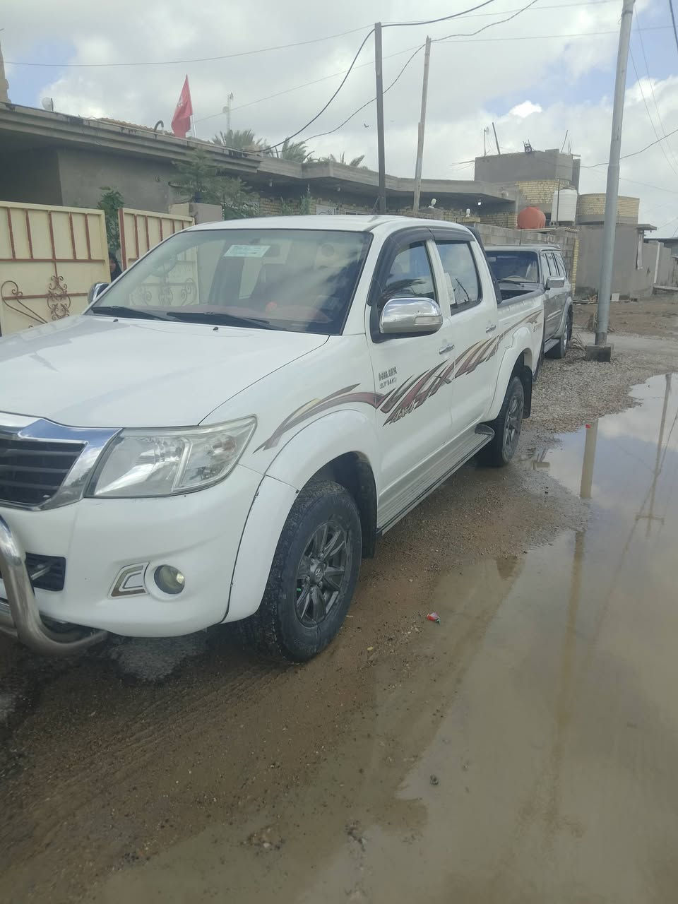 تويوتا هايلوكس موديل  2014 كفاله من اي حادث رقم واسط السعر  235 وبي مجال  ***********
كير أوتوماتيك
