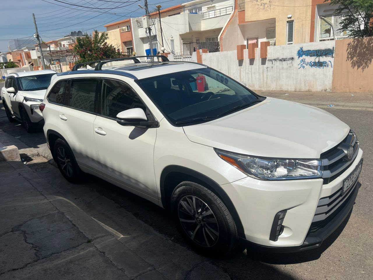 هايلندر موديل 2017  مواصفات المعروفهxle يعني فول السياره كما موضح ضرر
بالصور جاملغ معه الباب الخلفي ويوجد بالبنيد شبر تكحيل السياره جديده وجاهزه ورقم اربيل هزه
وفحص جديده والسنويه تنتهي 2030
السعر24الف  دولار يعني 240  ورقه للاستفسار وترهم مراوس فقط ب كورلاه هايبرد مكان السياره اربيل 
الاتصال بالرقم ***********
