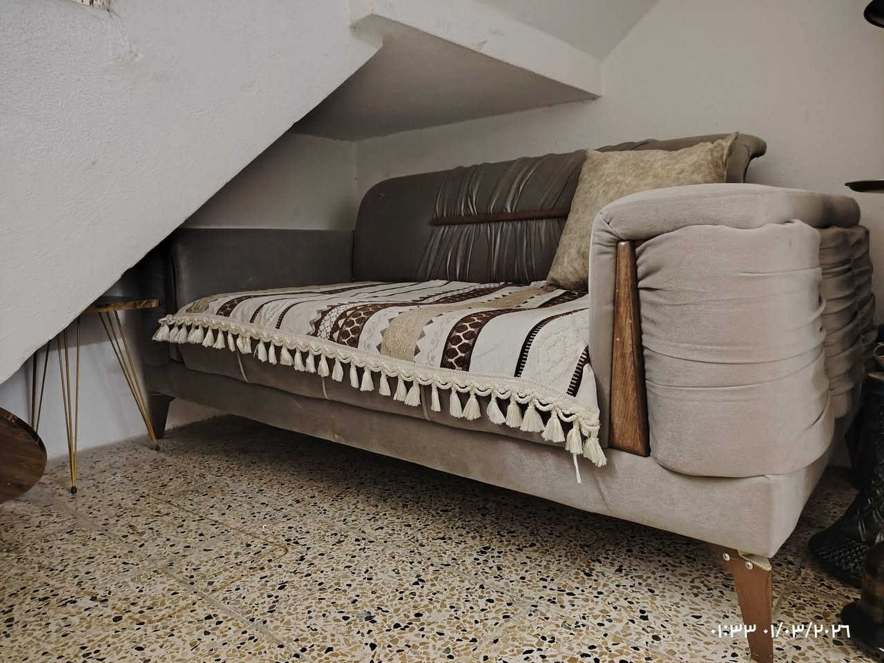 🛋️ طخم للبيع  بحالة ممتازة
💡 يحتوي على إنارة LED مخفية تعطي لمسة راقية وجو دافئ
🎨 اللون: رمادي فاتح أنيق مع تفاصيل خشبية فخمة
🪑 التفاصيل:
مكون من 5 قطع
▫️ قطعتين نفر
▫️ قطعتين أربع نفر
▫️ قطعة ثلاث نفر
✨ نظيف جداً – استخدام خفيف
💰 السعر: ٦٠٠,٠٠٠ دينار فقط
📍 الموقع: الموصل – حي البعث
📞 للتواصل: ***********
