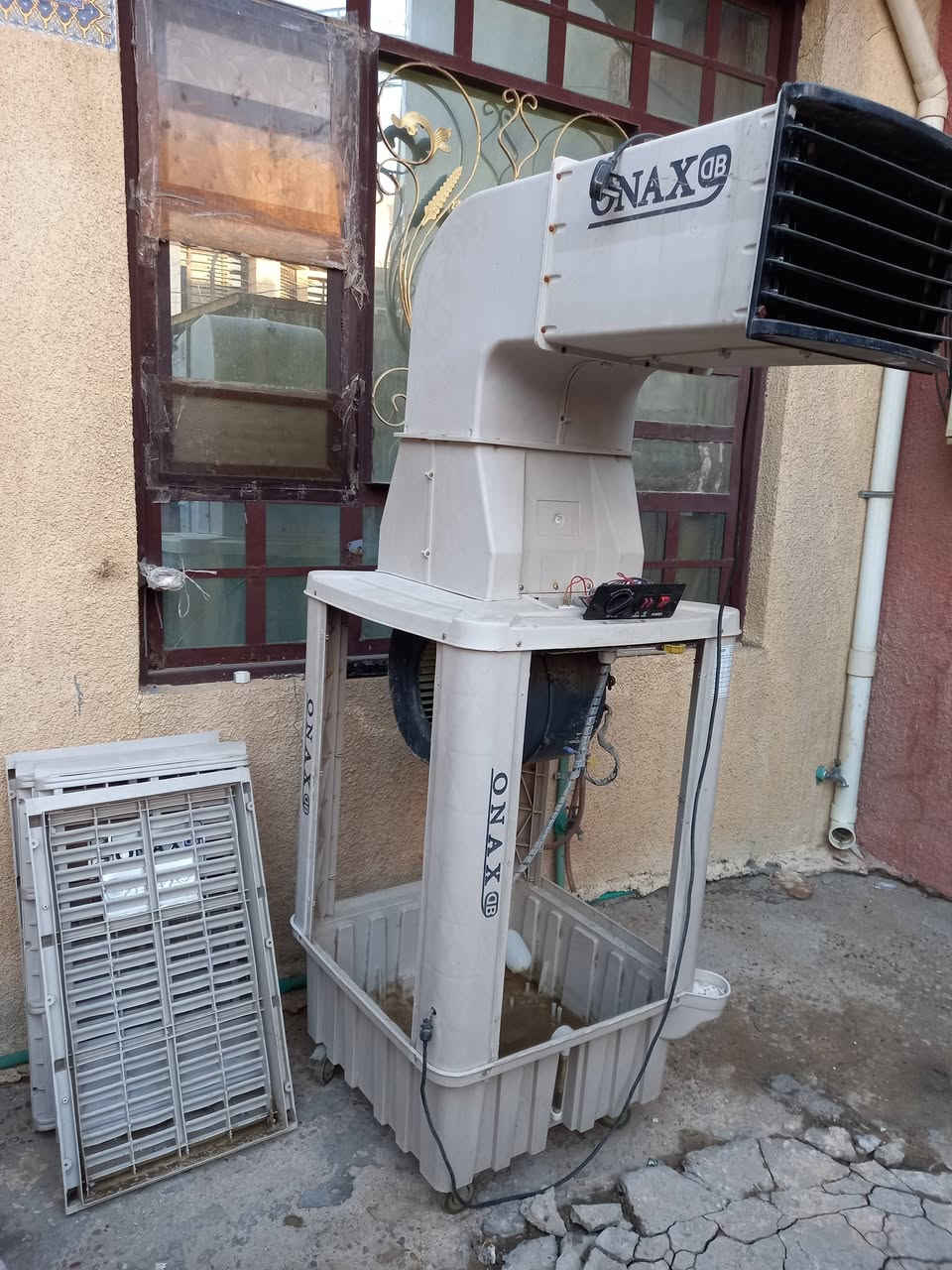 السلام عليكم
مبردة هوائية Onax للبيع
حجم وسط مناسبة للمحلات والمنازل والورش 
بدون حلفات مزودة بجروخ 
مستعملة بحالة جيدة
السعر 225000 وبيها مجال
للاستفسار ***********
