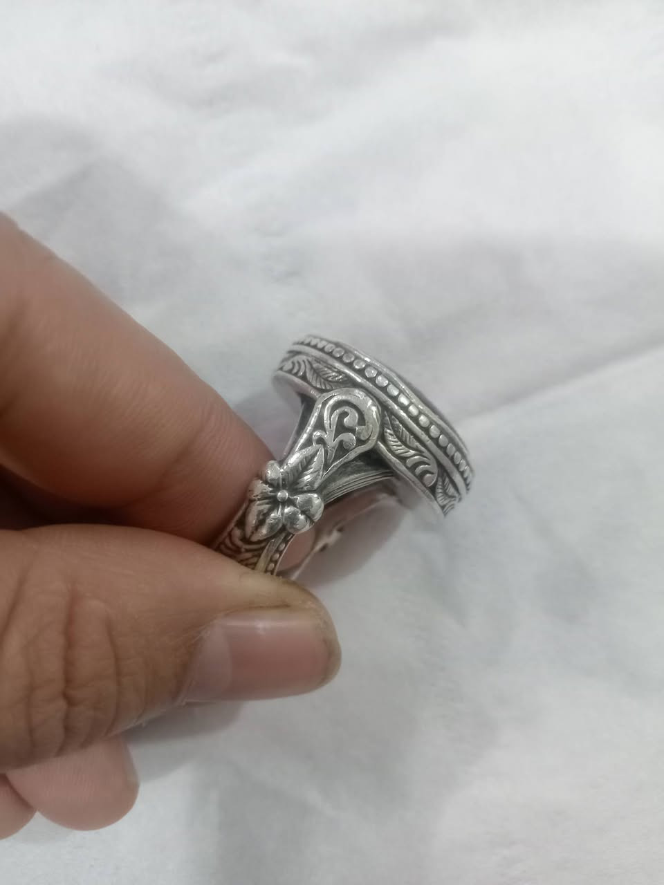 عقيق يماني. مخطوط
صياغه سلجوقيه قديمه 
***********واتساب او خاص 
محبس ضخم وروعه
