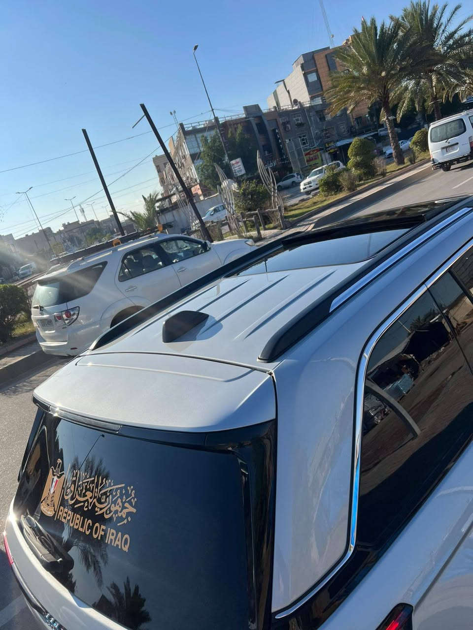 للبيع جيب كراند شيروكي لمتد هايبرد بلك ان 5 راكب
وارد امريكي فول مواصفات 
السياره حادثها جداً بصيط بابين تبديل نفس الون وصبغ كد شبر جاملغ ايمن 
‏ Grand Cherokee limited 4Xe 2023 2.0L 
رقم بغداد بسمي تحويل ثاني يوم 
ماشية 26 الف 
🟫 حجم المحرك ٢٠٠٠ تيربو جارج ٣٧٥ حصان مع محرك الكهرباء  
نظام الشحن : الشحنة الوحدة تمشيك ٤٥ كيلو بدون بانزين نهائيا يعني بالداخل متحتاج بانزين بس اشحن كهرباء  
داخل السياره لون اسود جلد 
🔴محرك تيربو + هايبرد + بلك ان  3 انظمة السائق يختار 
🔴 حساسات خلفية
🔴 ‏‎حساسات جانبيه بالمري
🔴 خمسة راكب 
🔴 رادار 360 درجة
🔴  تحديد مسار   
🔴  تبريد قطعتين
🔴 ثلاث انضمة قيادة 
🔴 بانوراما 
🔴 دفع رباعي. 
🔴 كير ماوس مع وضعيات القياده المختلفه للجبال والطرق الوعره والرمال والطين
🔴 شفتات ستيرن 
🔴 هاند بريك بصمه 
🔴مقود جلد + تدفئة 
مواصفات 
1️⃣ لايتات لد 
2️⃣ هيترات في الكشن 
3️⃣ شاشات عدد 2 شاشة  الحجم الكبير للراكب منفصلة 
4️⃣ كراسي خزن ميموري  
5️⃣ سستم صوت ALPINEو دمام خلفي بلادي 
6️⃣ تشغيل عن بعد
7️⃣ نظام محاكاة العجلة الذكي 
8️⃣ نظام ملاحة 
9️⃣ نظام قيادة ذاتية بريك امامي خلفي اوتو (توقف ذاتي 
السعر 33000 ألف دولار بية مجال بسيط 
مكاني بغداد الشعب سوق شلال
رقم الهاتف ***********
