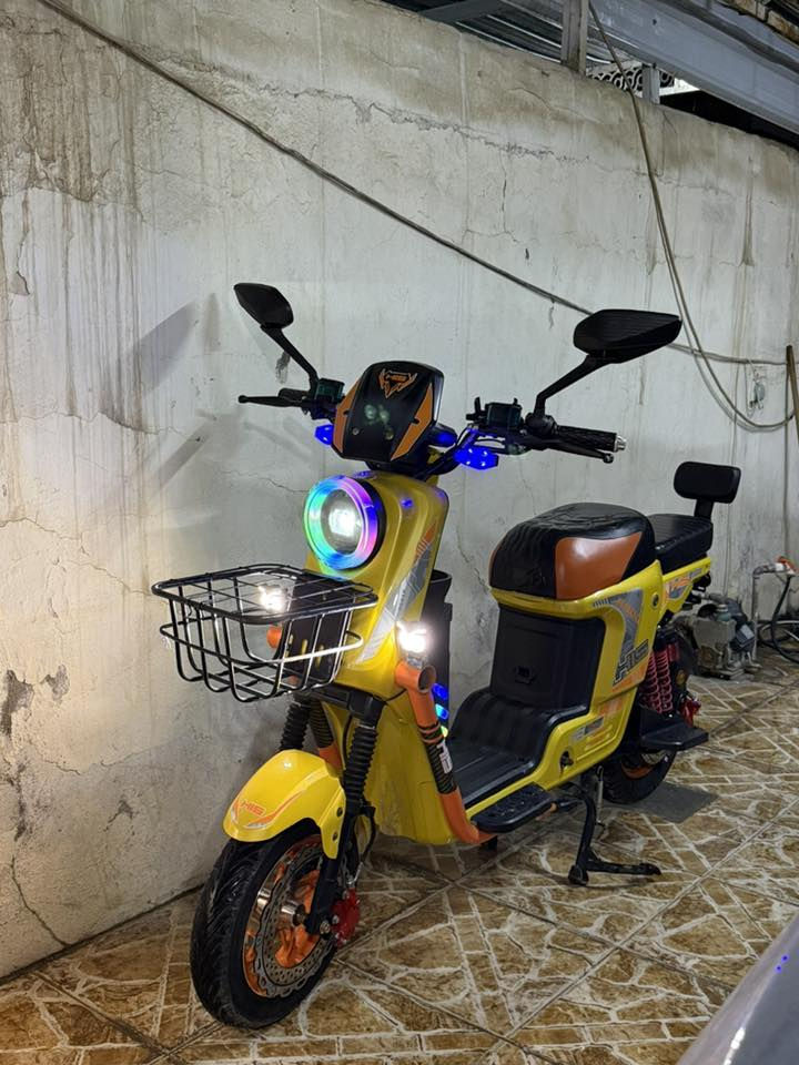 السلام عليكم اخوتي
دراجه شحن 
نوع دراجه x900 ماركة HIS
تحتوي على 5 بطاريات تمشيك 40 كليومتر حقيقي 
و سرعتها توصل 98 و بيها 4 سرعات تتحكم بيهم بيدك 
الدراجه ماشية 3500 كليومتر 
كهربائيات ماملعوب بيها و بحاله وكاله حتى قفل انذار و حساس مالته شغال و بدون كل عيب 
تشغيل عن بعد بيها و مفتاح همين 
و بيها جنطه تخزين إضافيه اطيها ويه دراجه 
تايرات جديده + زوج لايات زينون إضافي شديتلها 
شرط جديده دراجه و بحاله وكاله و كلشي بيها بلادي
سعر دراجه ((390 الف)) و بيها مجال للشراي 
***********
