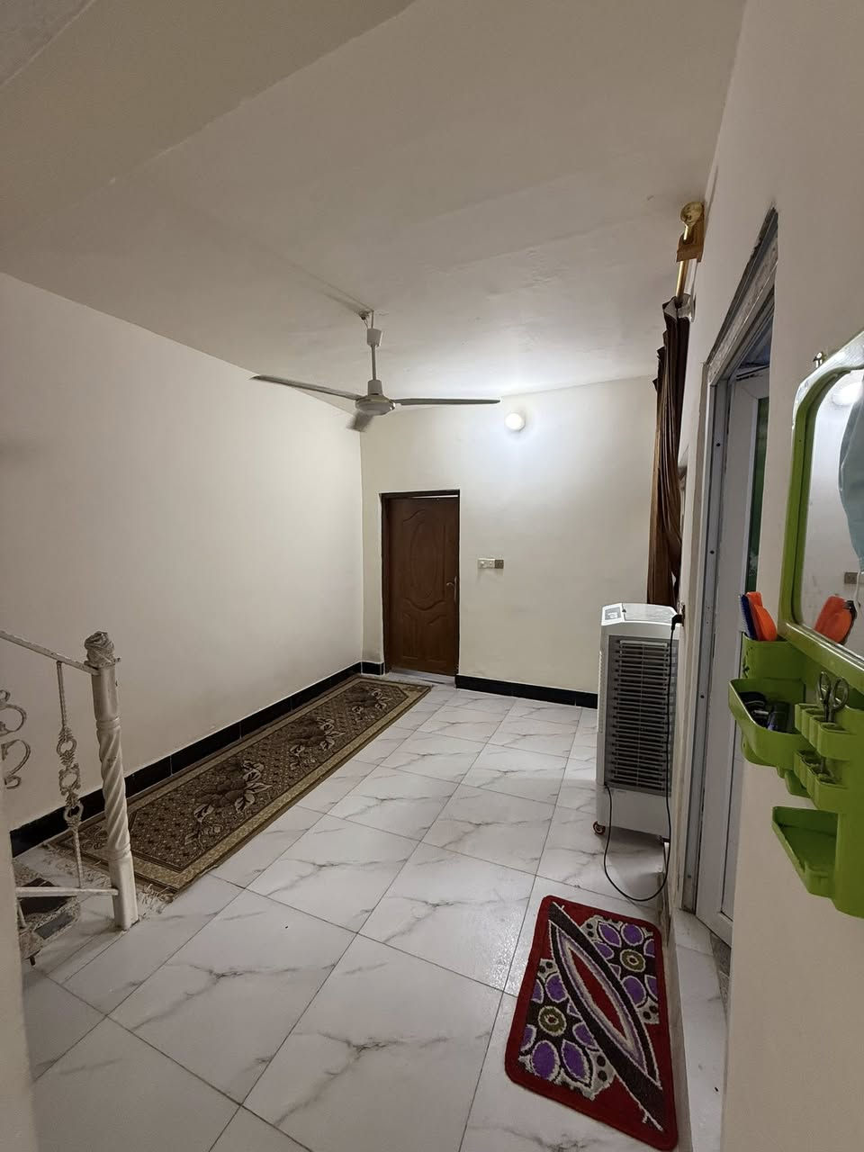 السلام عليكم بيت للبيع 100متر غرفة وصالة ومطبخ واستقبال وصحيات كونكريت مسلح.
مكتب حازم البديري 
***********
