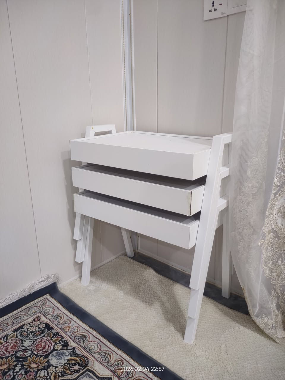 ئەم ئەشیانە بۆ فرۆشتن
هیتەری زەیتی بۆ جل وشکردنەوە
مالەکە زۆر پاکە و تازەیە
بە شەرت و فحس هیچ کیشەی نیە
...
سێ تەپلەک بۆ فرۆشتن
رەنگی سپی کراوەیە 
بە شەرت هیج نەشکاوە 
....
ناونیشان  /سمود 
ژمارە موبایل /***********
