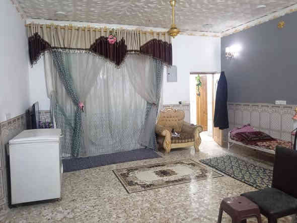 دار للبيع المساحه ٥٥٠ يتكون البناء من غرف نوم عدد ٢ مع صالة مع استقبال مع مطبخ مع صحيات داخلية وا خارجية مع كراج كبير السعر خاص للاتصال على الرقم *********** العنوان حي السجاد مقابيل سيد جواد فرع المضمد
