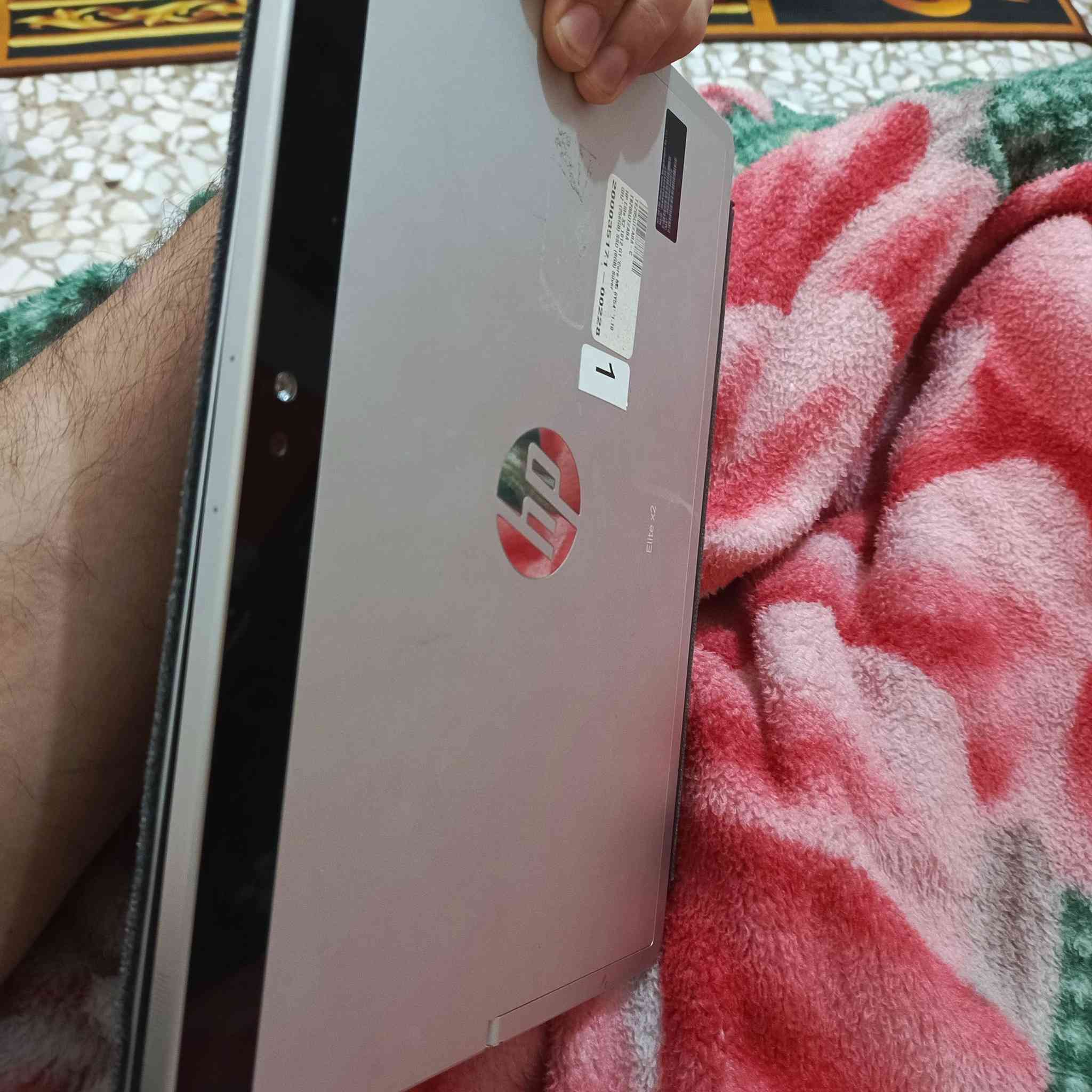 لابتوب للبيع
جديد بمعنى الكلمه مواصفات قويه 
كور اي سفن 
اربع مخارج 
شاشه لمس 
وكيبورد منفصل 
شاحن تاب سي 
سيم كارت 
سمعاعات مضخمه 
معالج 8500

السعر 250الف وبي مجال 

مكان الجهاز الدورة حي الصحه 
***********
ذاكره واحد تيرا
