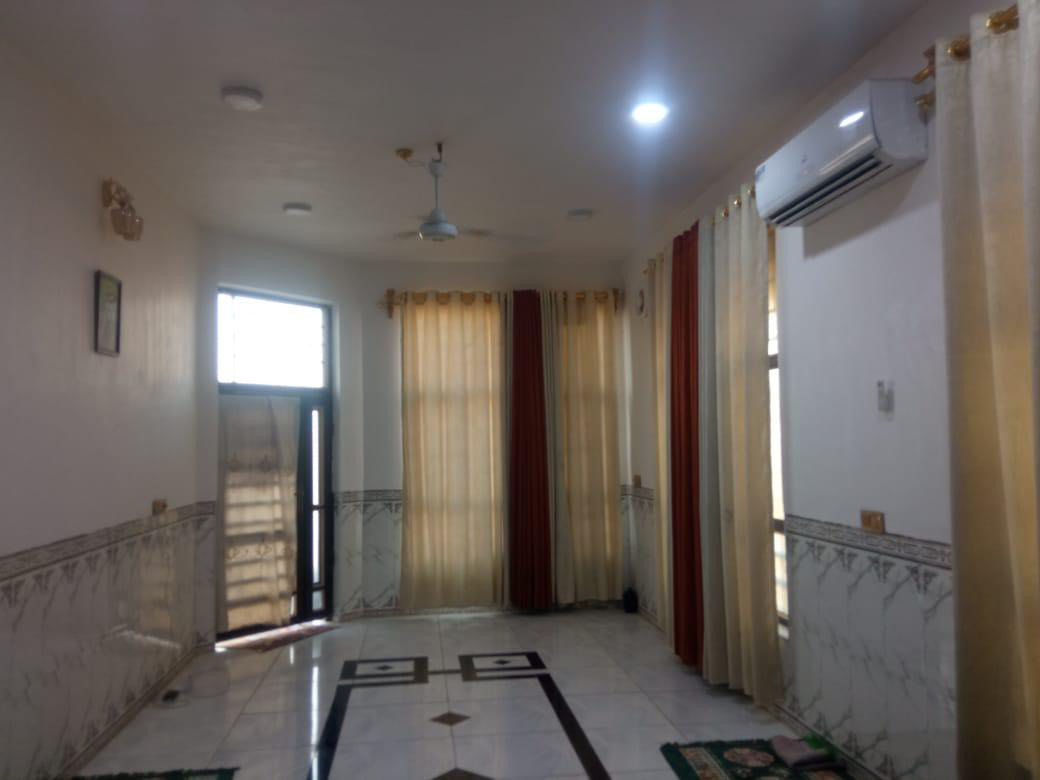 السلام عليكم …

دار للبيع المساحة الكلية 1300 متر مربع اكثر من نصف دونم زراعي سند 25 تحويل مباشر بأسم المشتري بناء طابوق حديث الواجهة 20 متر والنزال 65 متر صايرة على شارعين الواجهة شارع تبليط والشارع الخلفي ترابي منطقة العلاك قرب حسينية البحموسة في نزلة سيد كاظم الناجي شارع تبليط يبعد عن الشارع العام 150 متر / مساحة البناء 170 متر مربع يتكون من غرف نوم عدد اثنين 5x4 وصالة 9x4 و حمام داخلي و مطبخ5x4 واستقبال 9x4 بالإضافة الى مجمع صحيات خارجي مع مساحة خلفية 400 متر مربع على الشارع الخلفي كافة الخدمات متوفرة كهرباء حديثة وماء اسالة حديثة ومولد شارع ومدرسة ابتدائية ومتوسطة ولد وبنات للاستفسار التواصل على رقم الهاتف ***********
او الواتس آب على نفس الرقم
