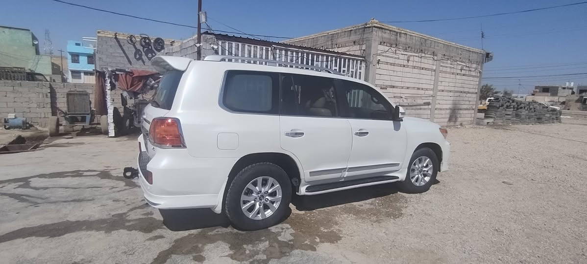 لاندكروز 2013
منو يراوسني برقم بغداد. حتى لو محدثه موليد 2014 أكثر.. 
تلفوني ***********
