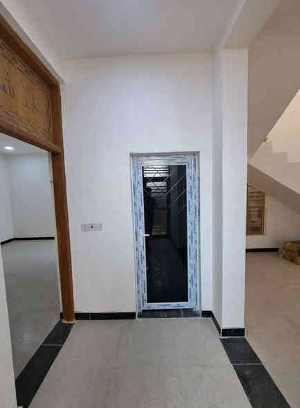 السلام عليكم بيت بلكوت الجديده العامري شارعه يخبل ومرتب كهرباء وماء ومجاري  قريب عالشارع  مساحته ٢٠٠ م بي غرفتين نوم وصاله ومطبخ واستقبال وصحيات داخليه وخارجيه ومناور عدد ٢ بيت جديد وابد ممسكون  سعره علخاص.    ***********. *********** رقم القطعه ١٦٩
