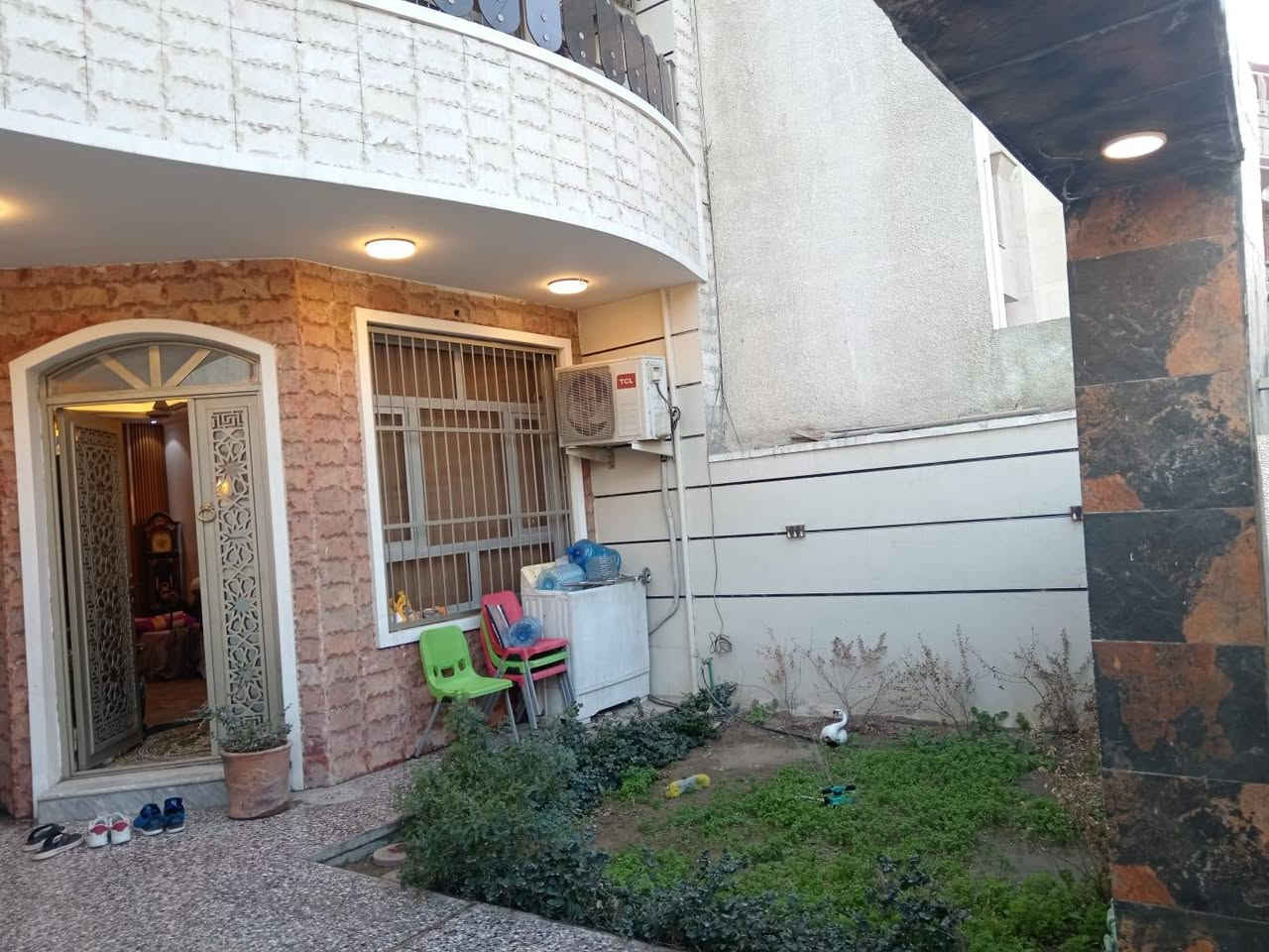 السلام عليكم من رخصت أخوية الأدمن عندي ١٧١م للبيع 📢 مع اثااااث 📢واجة ٨م نزال ٢١.٣٠م بيت جديد بي كراج حديقة مدخلين مدخل مطبخ مدخل صالة جلسة ٢نوم وخدمات منوار اثنين طابق الثاني ٤نوم خدمات مطبخ من ضمن الغرفة سويت كامل الطابق الثالث بيتونة مخزن وسطحين الموقع القاهرة الظباط خلف سنابل لبنان قريب روضة البراعم مربع الذهبي لضباط القاهرة أستفسار على رقم 
***********
