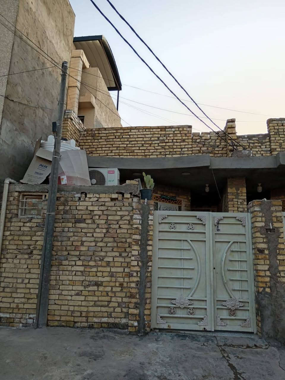 السلام عليكم
بيت مساحه 100 متر للبيع 
غرف عدد 2 مع استقبال وصاله ومطبخ وحمام عدد 2 

العنوان انوار الصدر الثانية قريب حسينية السيدة زينب
السعر 115 وبي مجال للاستفسار الاتصال على الرقم ***********
