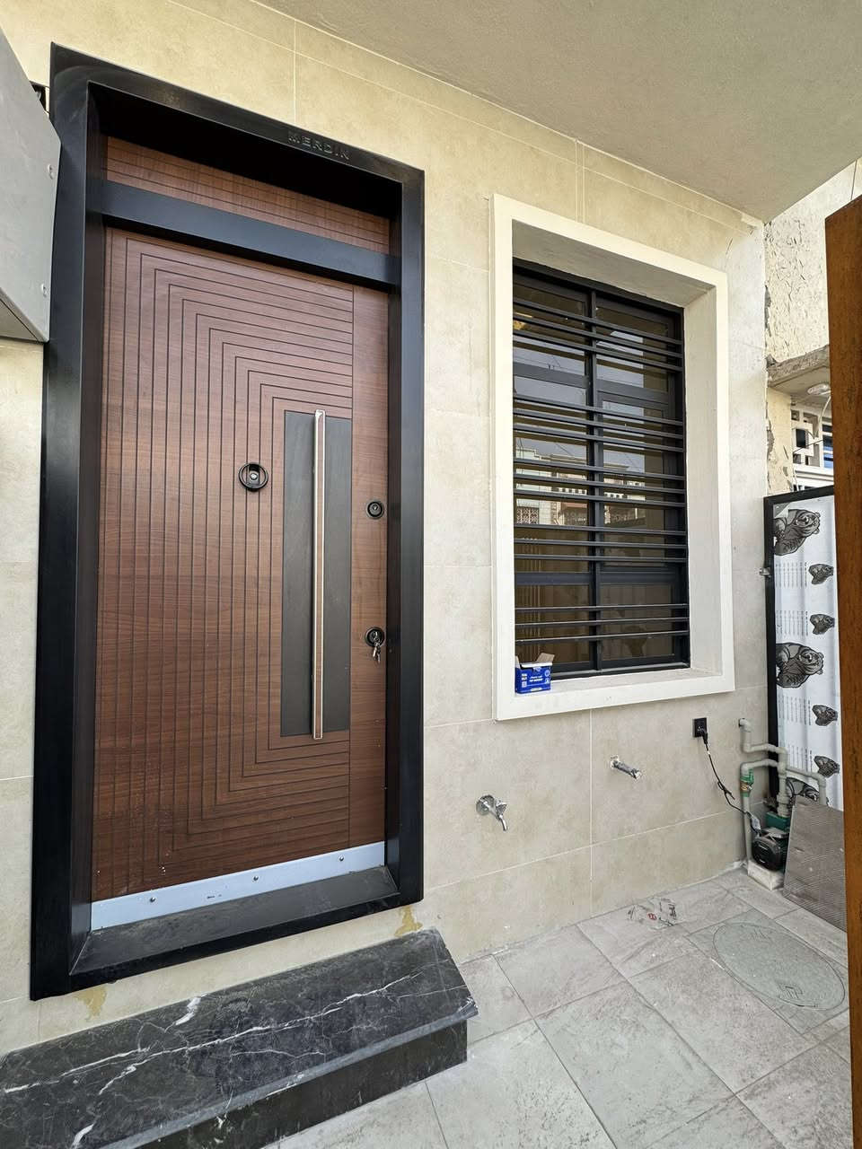 فرصتك لامتلاك بيت بطابو صرف مساحات 50 م   فضلة. 5 متر. عرض شارع 20متر
مواصفات البيوت: عرض شارع 20 متر 
✔️ 3غرف نوم واسعة
✔️ صالة معيشة بتشطيب عصري
✔️ خدمات عدد (2)
✔️ منور للإضاءة والتهوية
✔️ تصميم حديث يلائم العائلة

📍 الموقع: بغداد – حي القاهرة  – ناجي عواد  – داخل فرع افران زيتون 

📞 للاستفسار: ***********

• الرقم الثاني:
