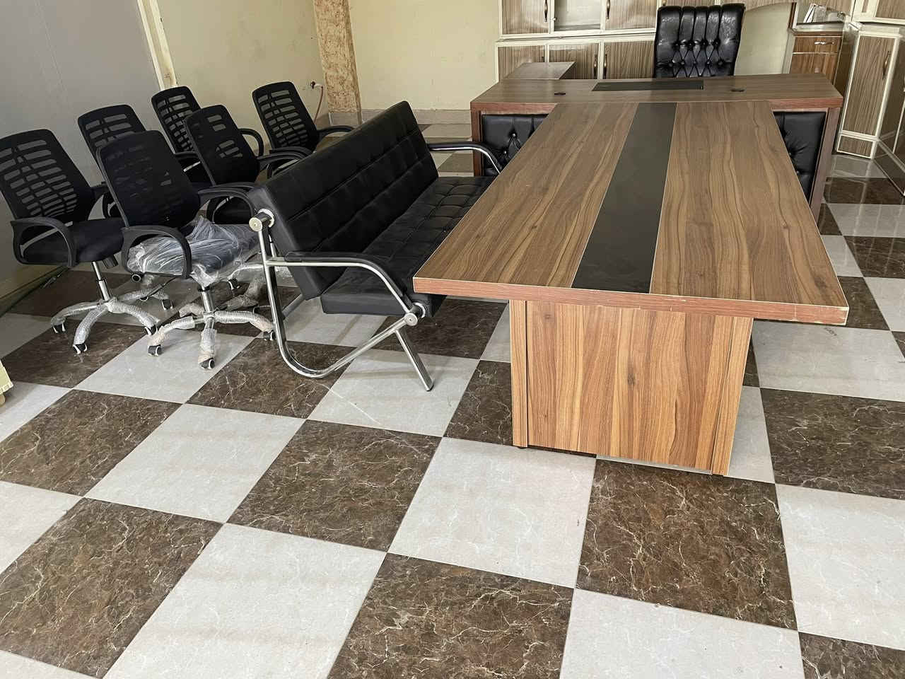 بةجيا نافروشري
ئوفيس كامل بو فروشتن

٦ كورسي دةوران لةكةل يةك حجم

١ كورسي گةورة

لةكةل تاكيكي ٣ نفريي 

ميزيكي بجوك ٣ مجةرو دةرگا

ميزيكي وةصةت ناوراست

لةكةل ميزيكي گةورة 

هةمويي لوكة بةكار نةهاته   بةجياا نافروشريي

ناونيشان كةلار مةزادة كونةكة پشت قوتابخانةي لةيلا قاسم 

***********
