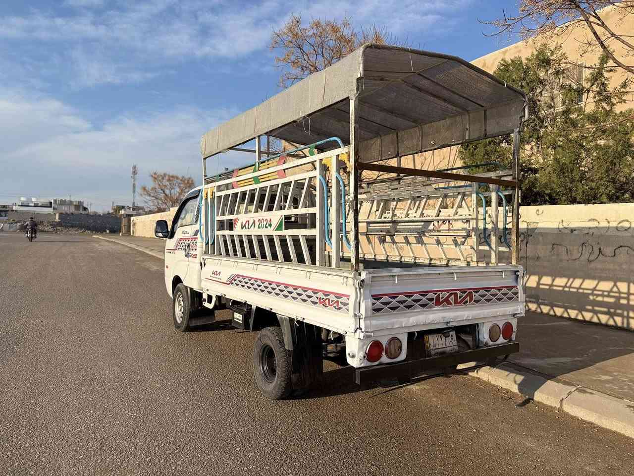 سەرەتا بەناوی خودای گەورە
كیای  بار مۆدیل 2010
 كیای 3000 مەكینە سۆپەر
گێر مەكینە و. ئەكسل بەشەرت
6تایەی تازە و بێ عەیب ناو بۆدی و چەمچەی لەگەڵە
تەبرید و. پاوەر بەشەرت
سەیارەكە براوەیە
نرخی 70 وەرەقە و. مەجال

شوێن چەمچەماڵ ***********
