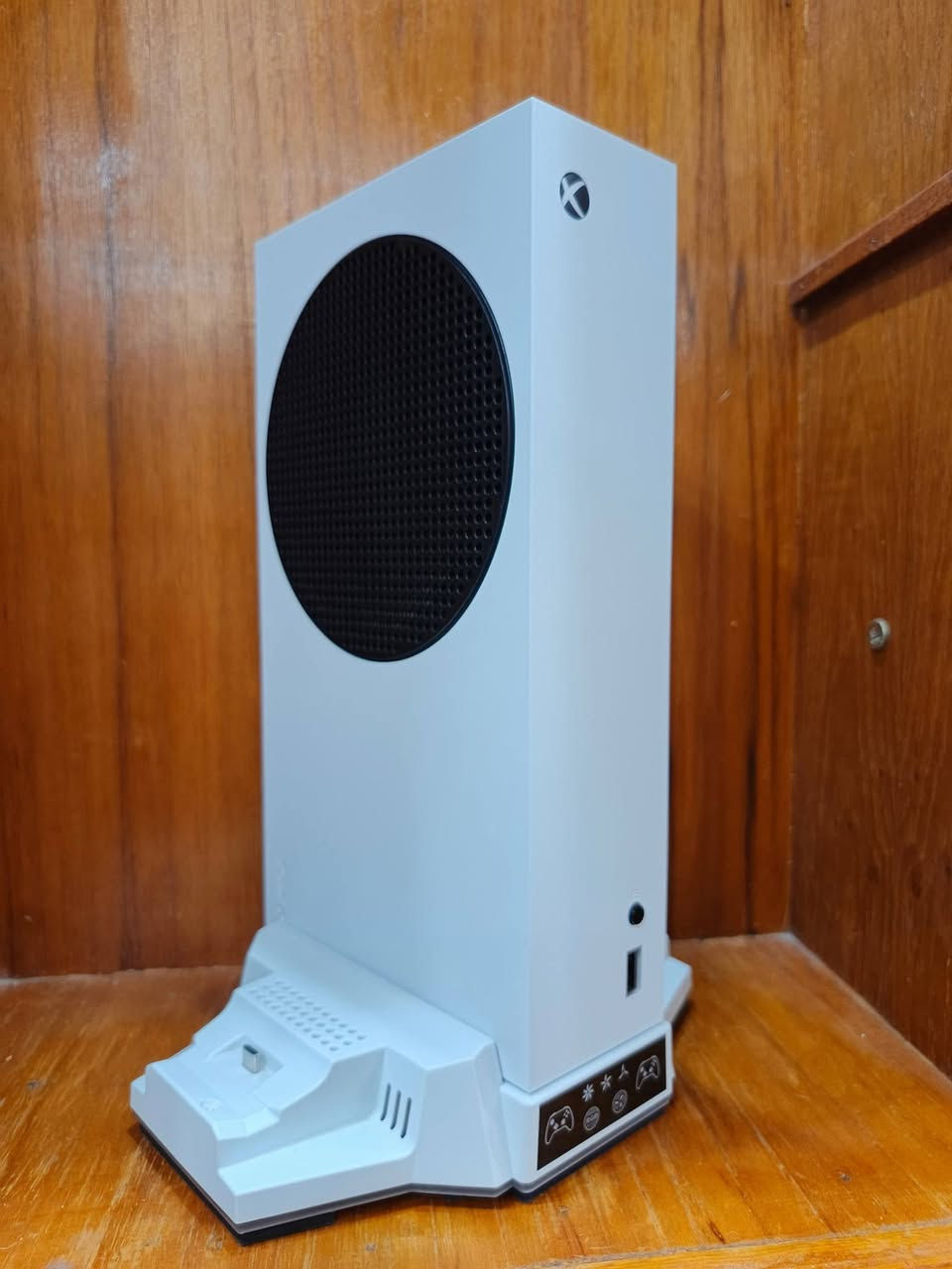 سلام عليكم من رخصة لادمن/اكس بوكس سيريس اس صدار2024 مستخدم جديد جداً الجهاز روعة😍 نضافه فوك95. 100 كدامك الجهاز شوف الجدادة صار 3 اشهر من مشتري لا مصلح لا داخل صيانه بعده بل لوك مال شركة الجهاز وياه الجوستك لاصلي نضافه الجوستك 100بل100 ما داخله صيانه وياه محتوياته لاصلية  وياه قاعدة فان تبريد وبطاريات عدد 2 الجهاز400الف قفل🔒 مكاني بغداد الغزالية شارع الضغط.رقم الهاتف***********📞 بي وتساب او تريد ادك علي/+هديتك شهر كيم باس التمت❤
