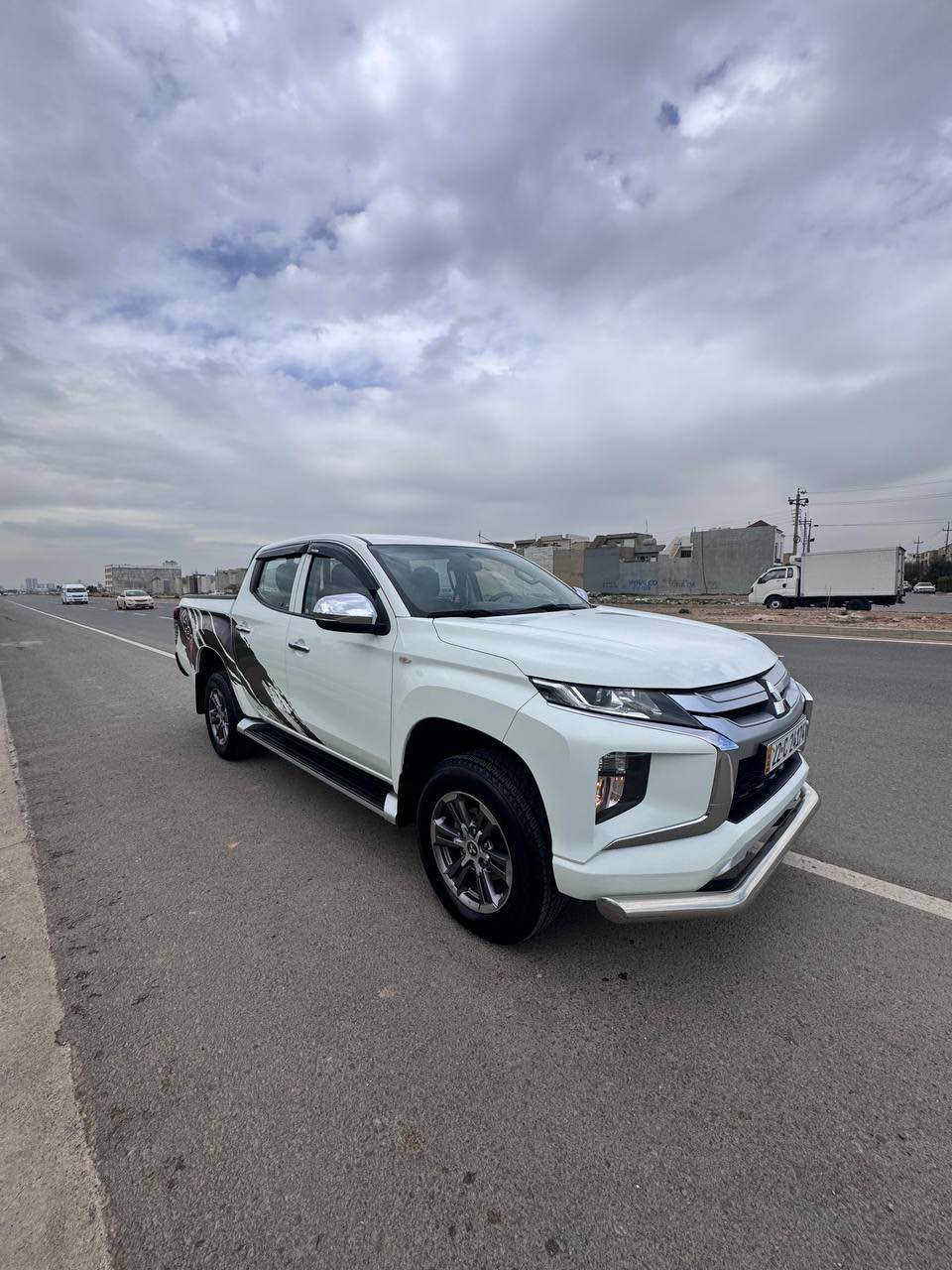 mitsubishi 2020
رەقەم هەولێرە 
بێ بۆیاخە 
 گێرو مەکینەو کارەبای بەشەرتە 
١١٤ هەزاڕ ڕۆشتوە 
سعری ١٩٣ ورقە 
شوێن سەیارە هەولێر 
***********
*********** أربيل, العراق
