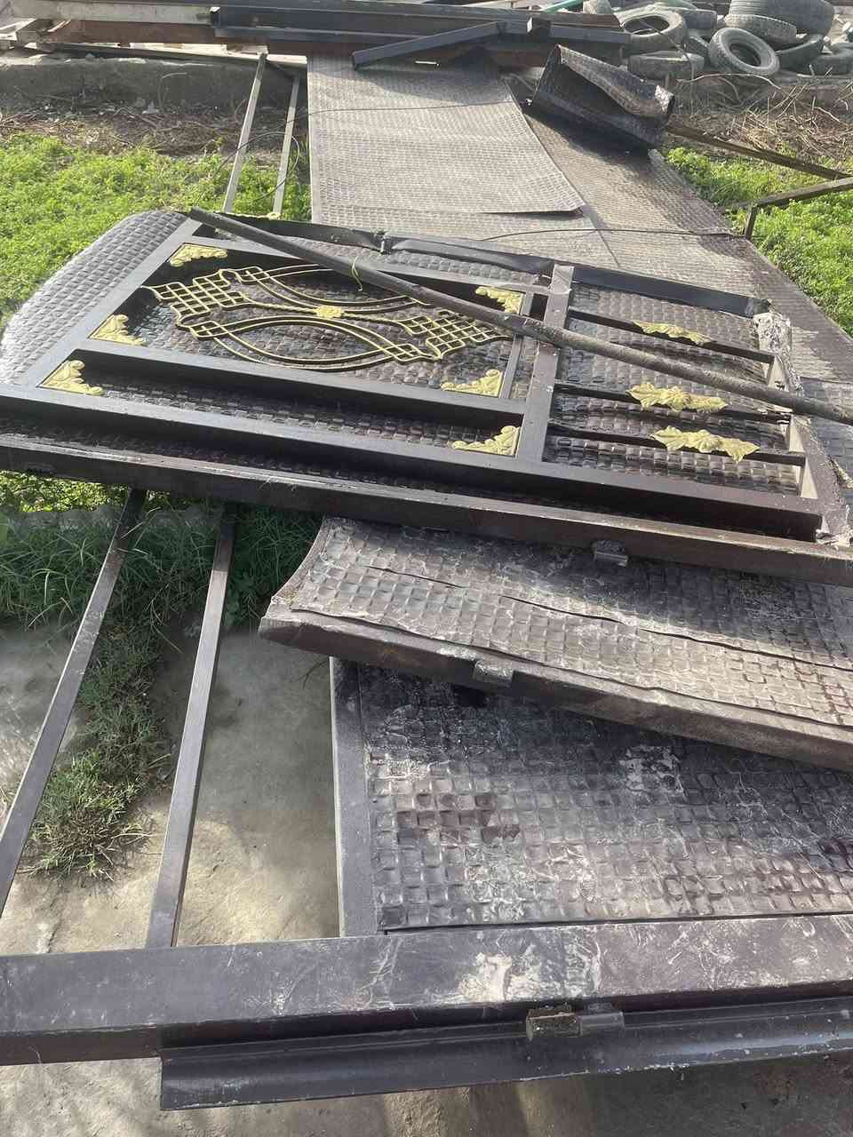 السلام عليكم سياج باب عرضه 7 امتار ونص مع طلاكتين نفس التصميم وجديد مثل متشوفون البلديه وكعته واريد ابيعه اتصال على الرقم***********
