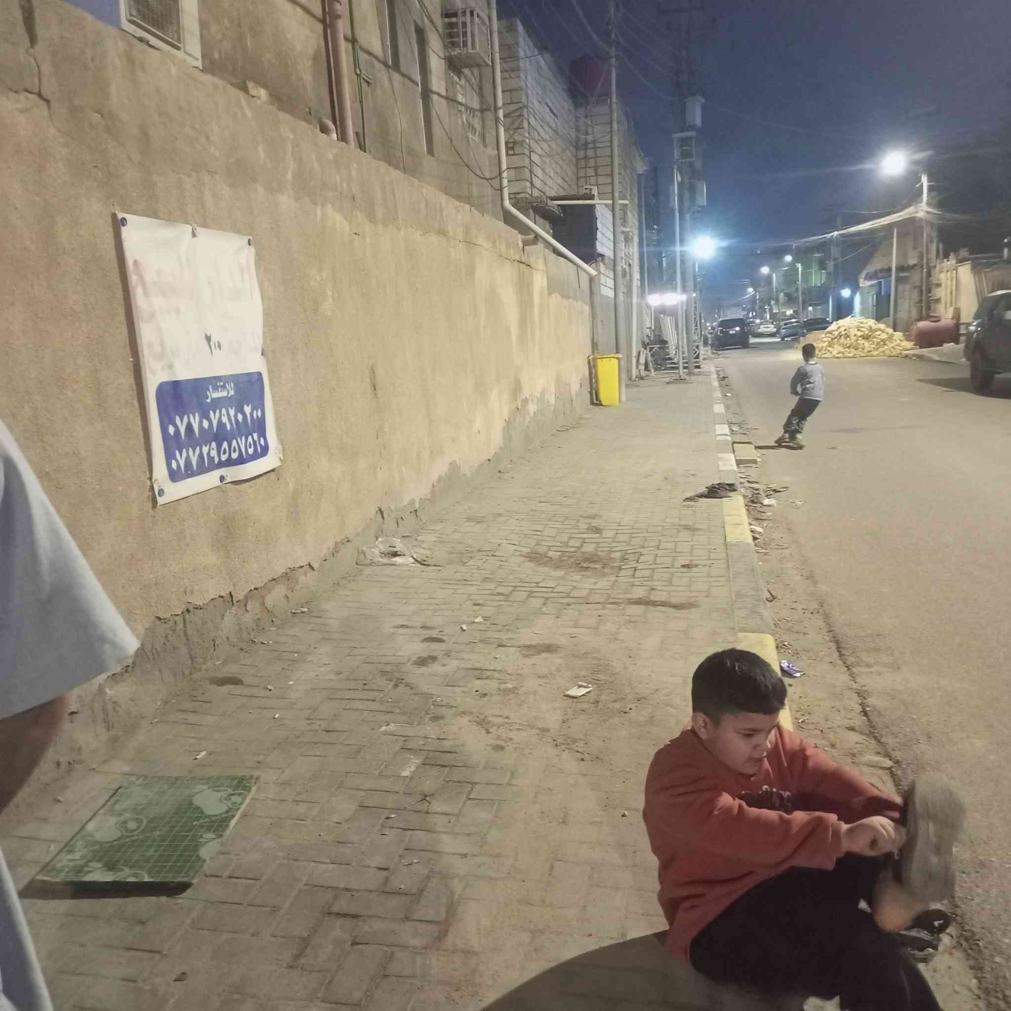 مساحته البيت 200 متر ركن طابقين بيه 6 غرف نوف وهول داخلي وديوانيه وصحيات داخليه وخارجيه والطابق الفوق أيضاً بناء البيت كله طابوق البيت ورثه وبيه قسام شرعي 

وكلهم إكبار وعلى قيد الحياة سعر البيت 365 قريب المعارض وقريب مدارس 

اي استفسار على هذا الرقم ***********
