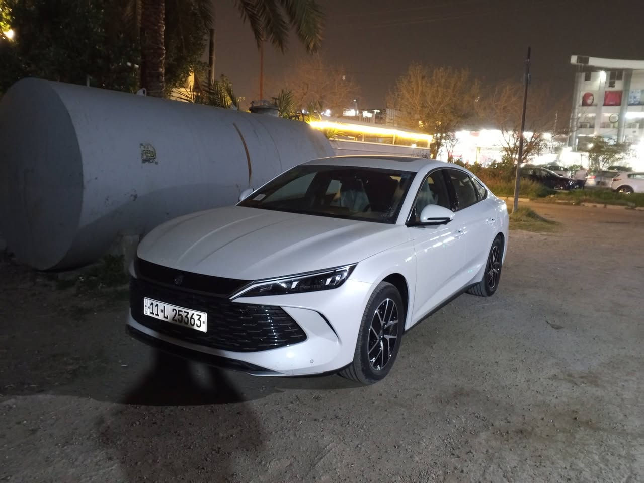 السلام عليكم بي واي دي جنيل زيرو السعر 160 و بيها مجال بسيط المواصفات فول بنيراما خمس كاميرات الشراي يتصل *********** السيارة باسمي تحويل ثاني يوم رقمها بغداد مكاني بغداد البياع
