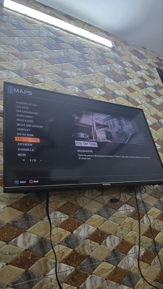 السلام عليكم 
PS4 مهكر 
واضح بالصور الألعاب ( أهمها Balck Ops و مابات الزومبي نازلة بيها و يصير اكثر من لاعب )
غير مفتوح 
يدتين 
السعر 275 و بي مجال قليل
مدينة الصدر

***********
