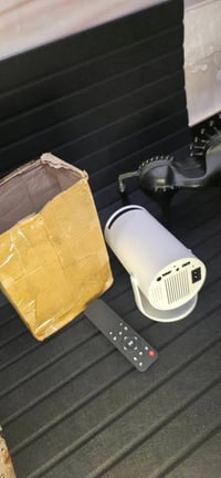 تجربة سينمائية في أي مكان! 🎬 جهاز عرض (بروجكتر) متنقل وأنيق، يمنحك شاش...