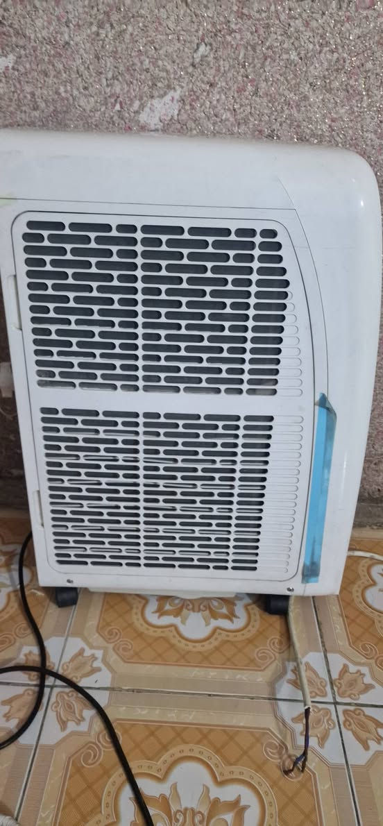 السلام عليكم تبريد متحرك بارد ثلج من شركة TCL بي 4 مودات تحكم لمس تبريد تدفئة تجفيف مروحة،، جديد ما متسخدم هواي يشتغل على السحب ياخذ 3 امبيرات ( يفيد اهل المحلات ) سعرة ب 250 الف بي مجال بسيط واني ماخذه ب٣٥٠ من المحلات  ولله مكاني بغداد واكو توصيل (داخل بغداد فقط) 
واتساب ***********
