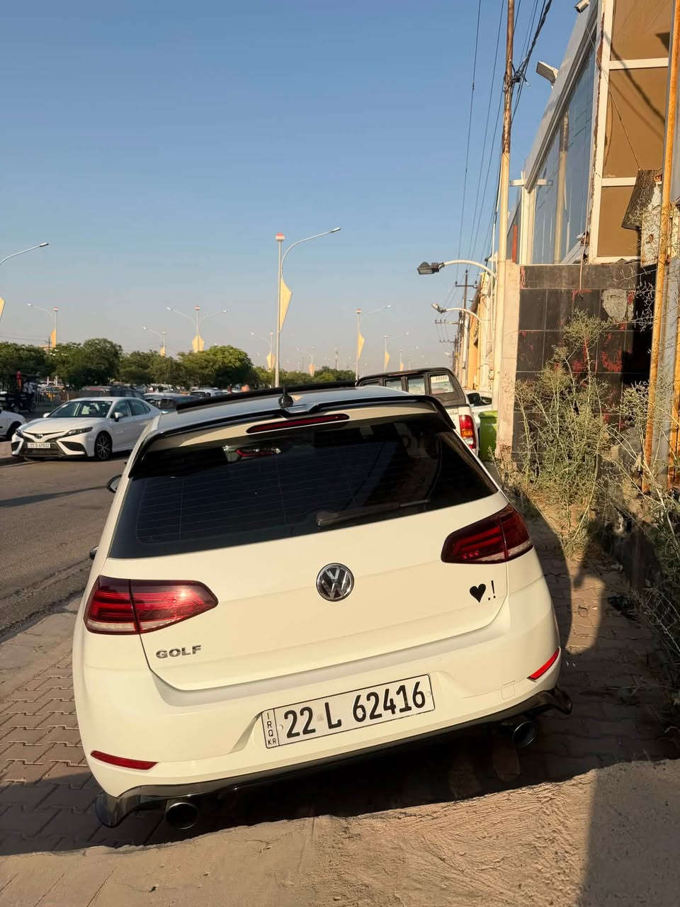 سلام عليكم 
كولف tsi 1.4T
فوللل فولل مواصفات 
بنوراما 
بصمة 
كار بلي
لايتات led
كت كامل gti
عليها داون بايب + برمجه stage1
و عليها بوب كورن 
ماشية ١٠٠ الف
سيارة ضررها جامرلغ سياق و باب سايق مبدل بلادي بجم كبس بدون دواخل بدون ايرباك

سعر ١٤٨$ بي مجال
مكان كركوك
واتساب موجود 
***********
