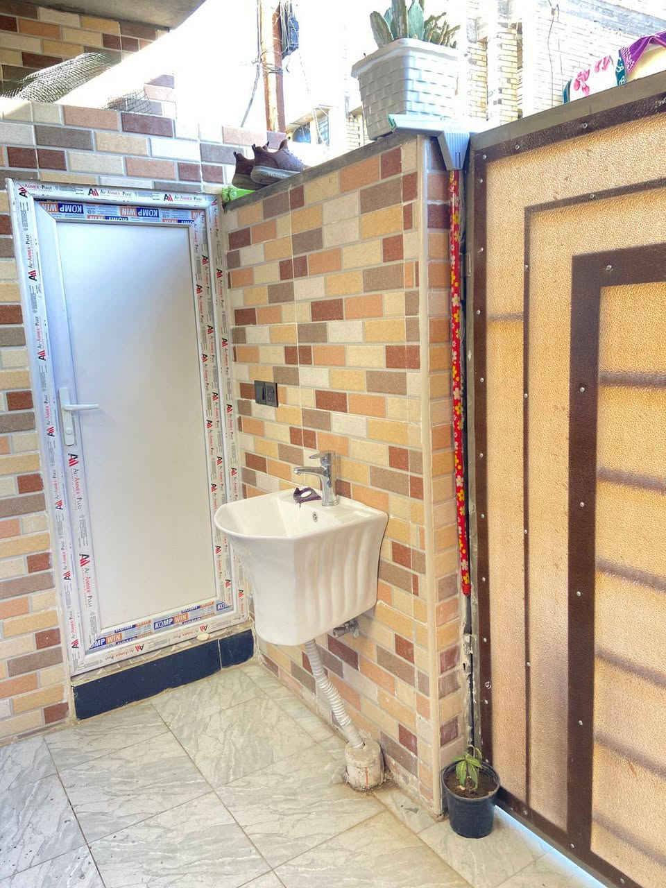 بيت50 متر طابقين المكان شارع خولة ثالث فرع ع اليمنة /***********
