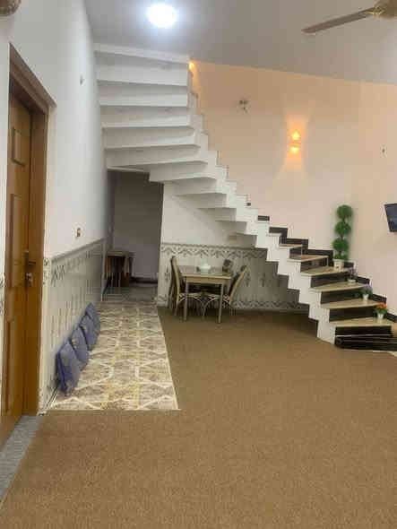 بيت مساحة 550 متر مربع طابو زراعي
بيت جديد سنة البناء 2023
 يحتوي على ثلاث غرف نوم ومطبخ واستقبال وهول معزول ومدخل كلدور حمام كبير مشترك شرقي وغربي درج دوار بيتونه/بلكونة كونكريت البيت جاهز للسكن + ماء وكهرباء 
(البيت يباع مع الاثاث او بدون اثاث) 
مساحة الاستقبال 7×4  مساحه الهول 6×4 مساحة الصاله الموزع 7×4ونص مساحة  6×4 الغرفة الثالثة صغيرة تصلح مخزن وتصلح غرفة منام مساحه 4ونص×3 
 قريب على الشارع العالم المنطقة البصره قرب البترو كمياويات

تواصل واستفسار على الارقام التالية
***********
***********
