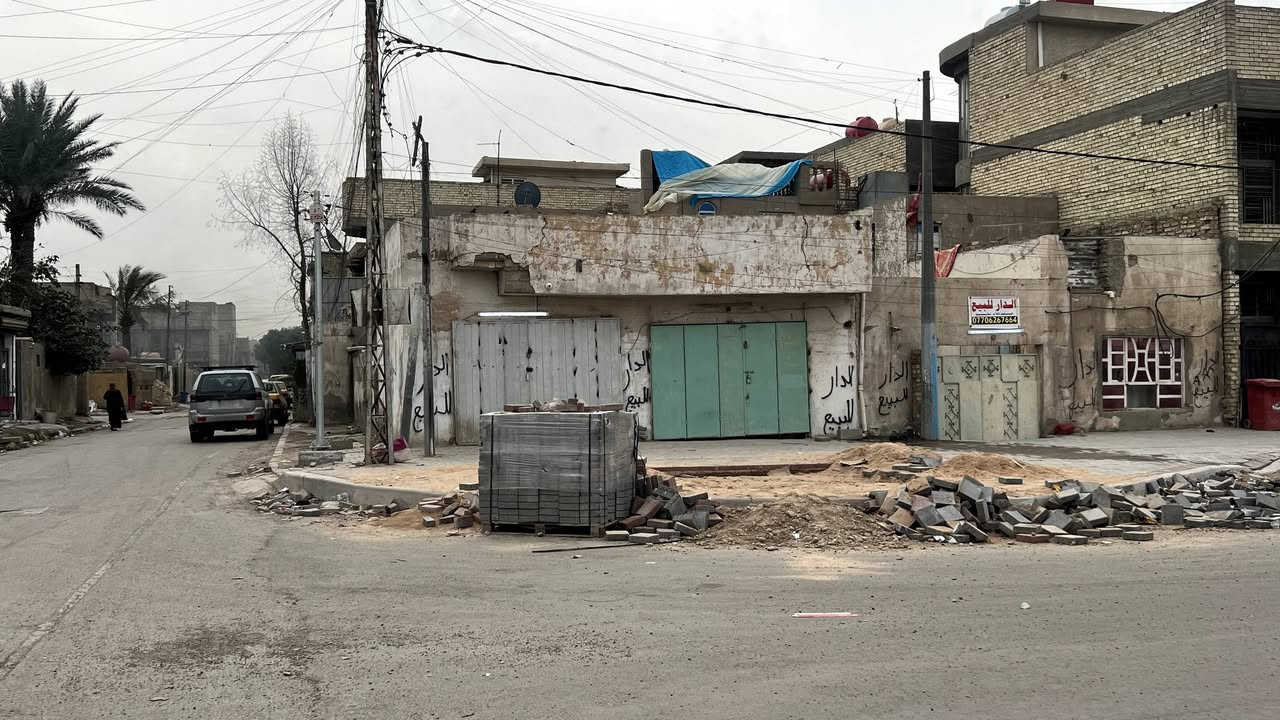 السلام عليكم،
عقار تجاري للبيع في منطقة مدينة الصدر قطاع 50 يقع على شارعين ركن شارع ستين وشارع 15 المقابل للاورفلي
- العقار تجاري مساحته 288 متر قطعتين بسند واحد ويصلح للسكن،
واجهة:( 16 )
نزال:( 14 )
جزء من البيت مبني طابق واحد ومساحتة 144 متر 
وجزء اخر مبني طابقين بمساحة 144 متر أيضاً
البيت يحتوي على 5 غرف واستقبال وحوش وصالتين ومطبخين  وحمامات ثنين وانتوا بكرامه ،
يحتوي على ثلاث محلات ثنين من عدهن مؤجرات بالقطعه الركن من البيت مع امكانيه اضافه محلات أخرى حسب الرغبه، 
وللمهتمين بالاستثمار العقاري فيصلح لبناء عمارة محلات عدد 8 وشقق اقل شي 4 فما فوق حسب الرغبه موقع تجاري مميز جدا فضلا انو هوة صاير بتقاطع اربع شوارع ركن وأمام البيت رصيف مساحته ممتازة فضلا عن مكان لركن السيارات موضح بالصور.+ يصلح مجمع طبي أيضا.

قانونياً كامل وجاهز لفتح البيان ولا يوجد أي معوقات قانونيه، السعر 575 مليون وبي مجال 
للتواصل واتساب أو الاتصال على الأرقام:
***********
***********
