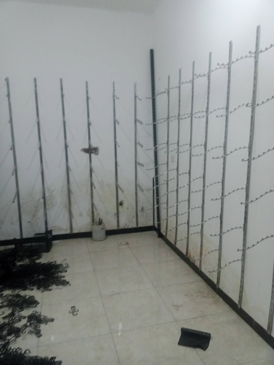 تعاليك عدد 2000 تعلاكه
اذرعه قياس 35 عدد 150
سجج استيل عدد 60
مكاني بغداد 
***********
