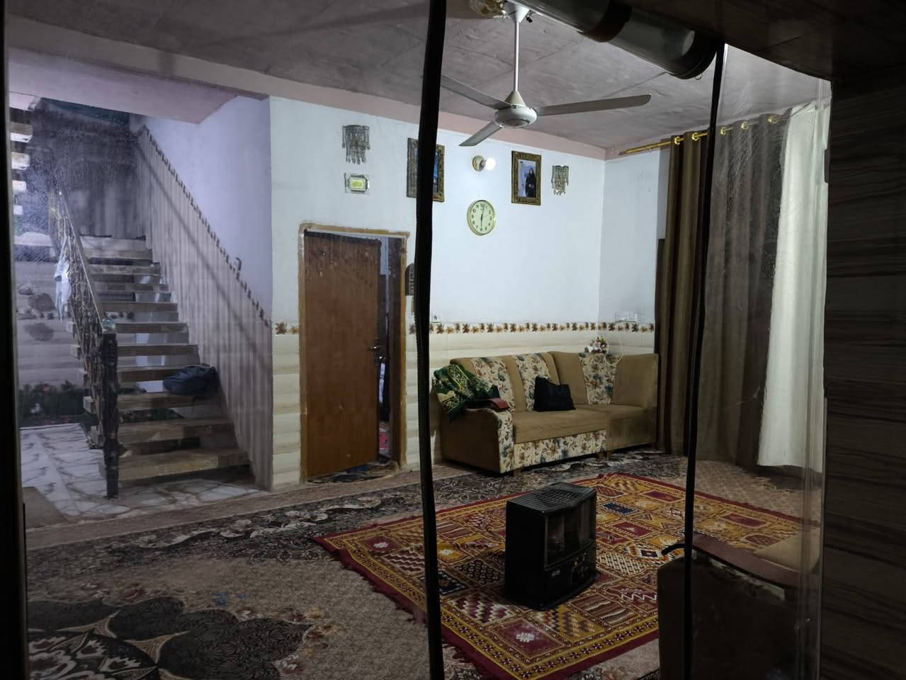 سلام عليكم بيت اللبيع
340متر يحتوي ع 3غرف نوم 
وصاله ومطبخ وصحيات ومظيف 
السعر 57مليون $بيه مجال 
 المكان بابل القاسم السعيدي 
***********
