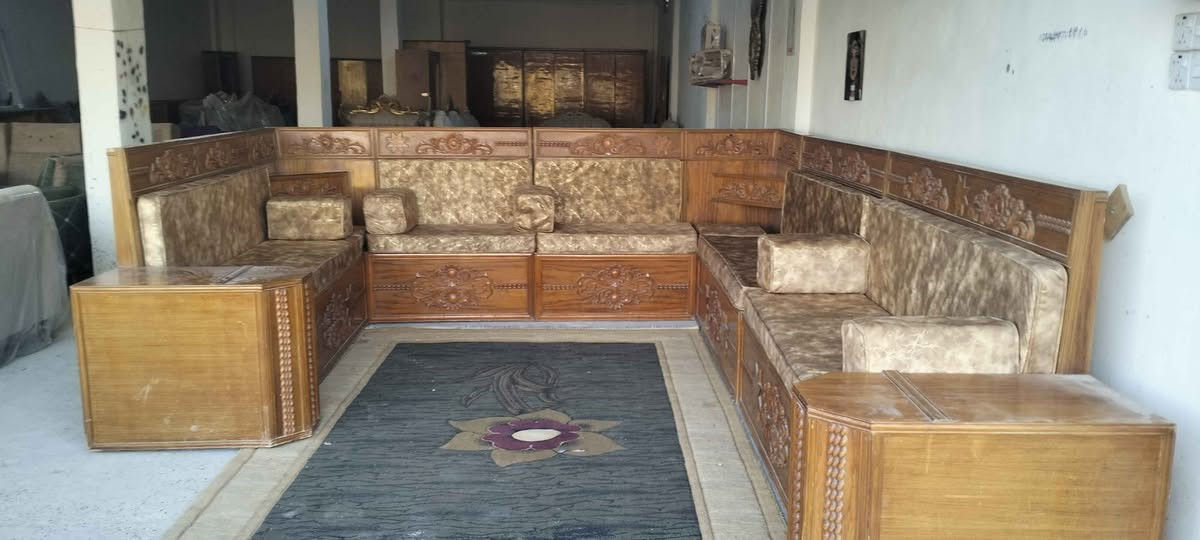 تخم قنفات رئاسي نظيف جداً كما في الصوره 
العنوان 
شارع معمل سمنت الكوفه مجاور اسواق الامين معرض بركات الرحمن للاثاث ابو امير *********** النجف, العراق
