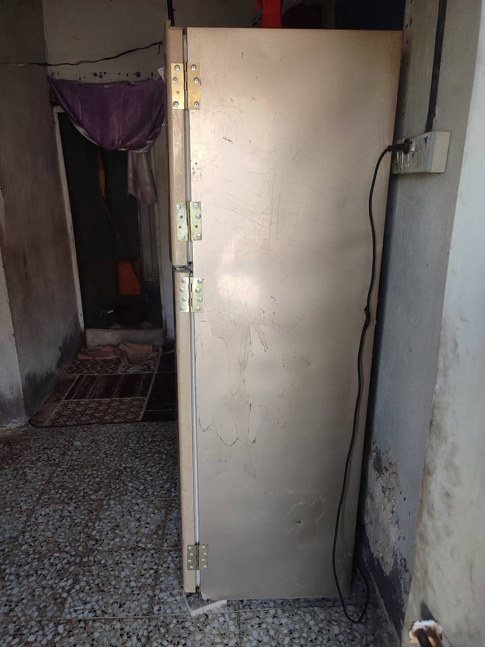 ثلاجه للبيع نضيفه الفوك يجمد بس الجوه مايبرد عماره المجبس 125 وبيهه مجال ***********
