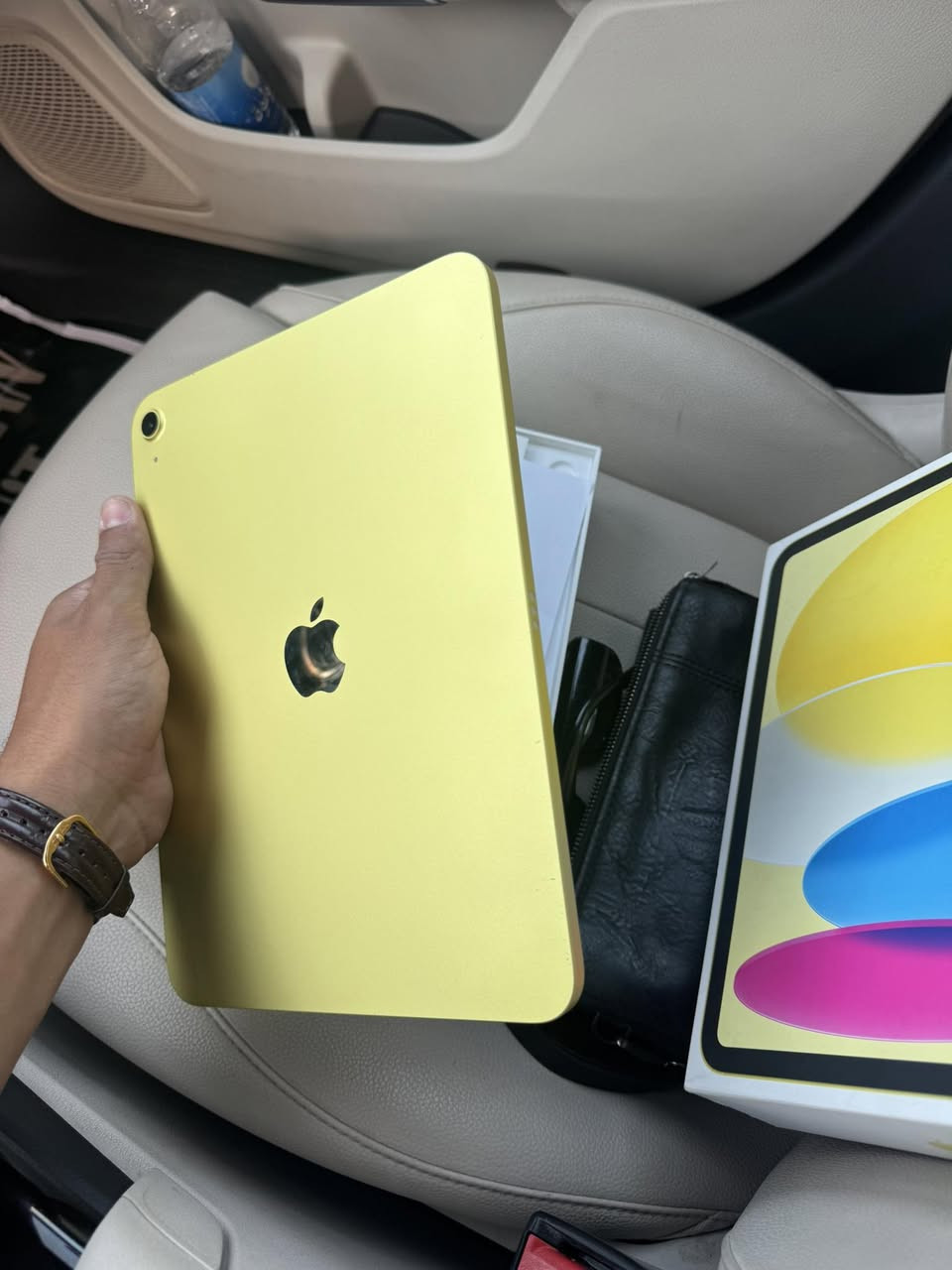 ايباد 11 -A16 ذاكره 128 بطاريه 91 كامل ملحقات حتى وصل الشراء موجود نظيف وعلى الفحص للمراوس بأيفون او للبيع 400 وبي مجال
***********
