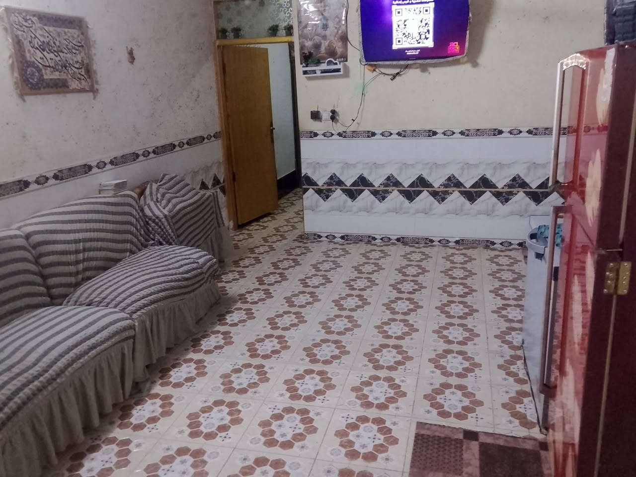 ꧁السلام عليكم ꧂
❗اقره المنشور زين رجاآ❗

دار للبيع 🏡 المساحة (100م)  
البناء 🧱 الطابق الاول طابوك والعكاده صب كونكريت والاساس كونكريت بنيان مرتب ❕
خريطة الدار: ❕ يحتوي على طابقين الطابق الاول استقبال + مطبخ + صاله + غرفه نوم 1 + صحيات خارجيه وداخليه مع مكشوفه 
ــــــــــــــــــــــــــــــــــــــــــــ
الطابق الثاني ❗
البناء 🧱 طابوك مع فرمستون العكاده فرمستون مع صب صبابه قويه مسلحه 
يعني انساهة  المطبخ عكادته سندويج السويت كله مغلف اشرطه تغليف مع سقوف ثانيوه شي مرتب وحلو  خريطة 👇🏻
الطابق الثاني: سويت كامل يحتوي على غرفه نوم صاله  صحيات مطبخ وطارمة صغيرة  
ــــــــــــــــــــــــــــــــــــــــــــــ
العنوان 📍/شارع الصب عمود📍 (282) شارع المطحنة📍 شارع 32 دار 25   

السعر /68 💵وبي مجال  ❕ 
طابو زراعي سند 25 مشمول معملت التطويب ❕
 المنطقة خدمات كامله من كهرباءوماء  وكيبلات ضوئية تبليط مدارس مختار ❗
الاستفسار فقط❗ انتصال 📞 او مراسله الواتساب💬 *********** ✅
