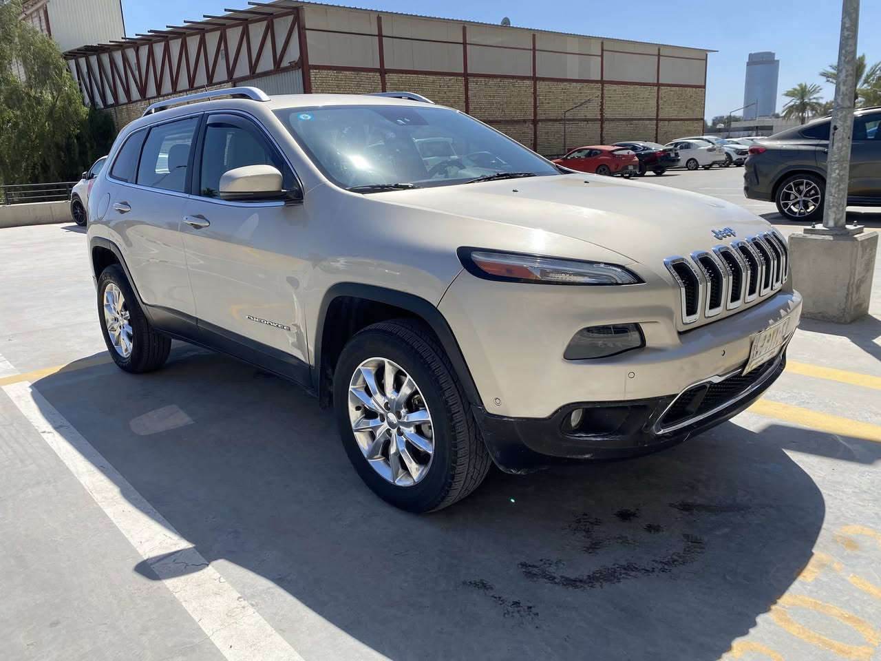 جيب شيروكي (بزون)
موديل 2015 فئة ( LIMTED)
اللون ذهبي 
بدون ايرباك
محرك 6 سلندر 3200 cc
ماشية 132.000 كيلومتر
دفع رباعي 4*4
كامل المواصفات تجي بدون فتحة سقف
اطار ويل كب حجم 18
الگير 9 نمر 
4 انظمة قيادة 
قطعتين تبريد
مقاعد جلد
المقاعد الامامية تدفئة وتبريد
مقعد السائق كهرباء
تدفئة بالستيرن 
رادار امامي
تحذير النقطة العمياء
مانع تصادم
12 حساس امامي وخلفي
اوتو بارك 
اوتو ستوب
هاند بريك كهرباء
مثبت سرعة
 تشغيل عن بعد 
الصندوق كهرباء
*الضرر في امريكا* 
قبغ جنطة خلفية ومبدليها بدون اي ضرر للايرباك
واكو طخة اثناء التحميل بالشباك الامامي وعلى اثرها مصبوغ اقل من ربع البنيد
*الضرر في العراق*
طخة في اعلى جاملغ السائق ومعدلها عالبارد يم المندلاوي
طخة في باب جنب السائق ممعدله
واكو كم تلحيظة بسيطة في باقي اجزاء السيارة ( للامانة) 
السيارة يحتاجلها شوية ترتيب وتكون كاملة
السيارة باسمي وتحويل مباشر 
(السعر (12.500$ )
السيارة موجوده في بغداد - المنصور
متواجد بعد الساعة 4 عصراً 
للتواصل ***********
