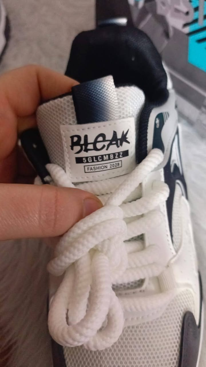 هذا الحذاء هو نوع من الأحذية الرياضية (سنيكرز). 
النوع: يُعرف هذا النمط عادةً باسم حذاء رياضي أو "سنيكر" (Sneaker)، وهو مصمم للراحة والارتداء اليومي أو الأنشطة الرياضية الخفيفة. 
التصميم: يتميز بتصميم كاجوال (غير رسمي) بألوان بيضاء ورمادية، مع أربطة بيضاء سميكة.
العلامة التجارية: تحمل رقعة اللسان الأمامية علامة تجارية باسم "BLEAK" وكتابة "5GLCMBZZ FASHION 2028".
الخامات: يظهر الجزء العلوي مصنوعًا من مزيج من القماش الشبكي والمواد الاصطناعية، مما يوفر التهوية والدعم.


**إذا كنت صاحب هذا الإعلان وتريد حذفه لأي سبب، رجاءا أرسل رسالة إلى الدعم الفني**