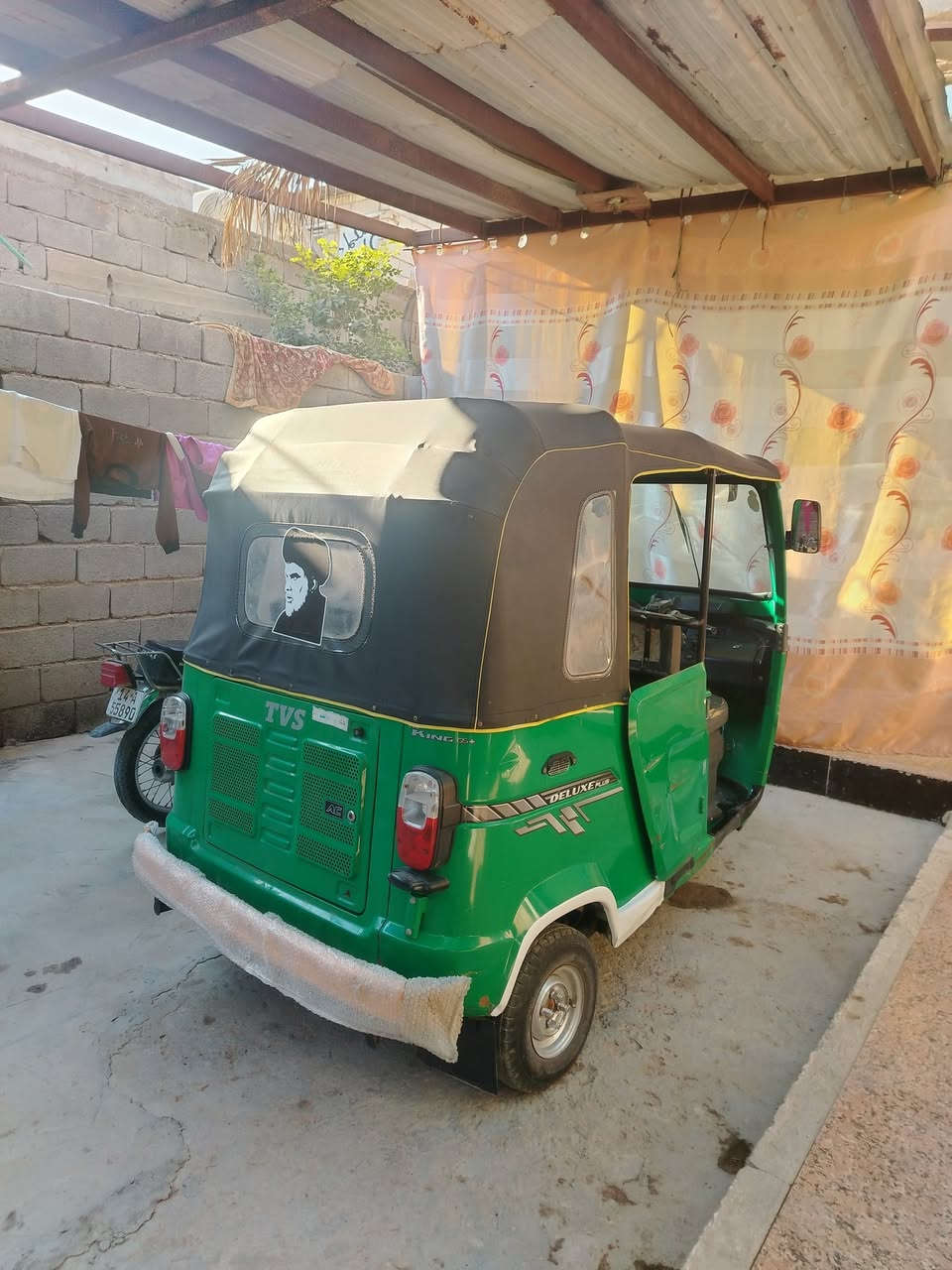 سلام عليكم تكتك للبيع رقم وسنويه تكتك مجفته شركه ولباقي كفاله مديل 2021 سعر 6و 600 مكاني بصره اربع شوارع ***********
