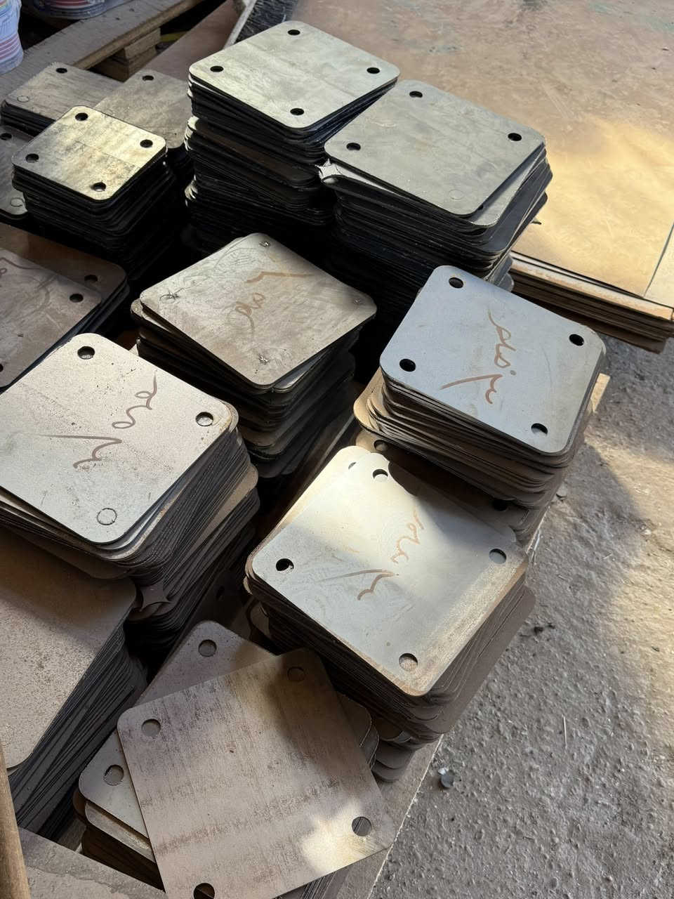 ✅بوز بليت فاعد بليت مختلف القياسات
 6,000👈30cm*30cm*6m
3,000👈25cm*25cm*4m
3,000👈20cm*20cm*6m
2,000👈20cm*20cm*4m
1,500👈20cm*20cm*3m
1,500👈15cm*15cm*4m
1,000👈15cm*15cm*3m

ملاحظة يتوفر اسعار مناسبة الى اهل المحلات الانشائية 
***********
