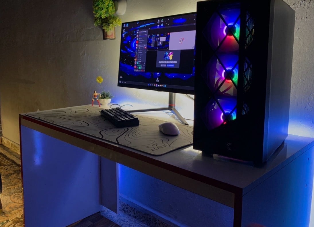 سلام عليكم طاولة نضيفة نضافة جيدة 120x60 خشب قوي فول تصعد عليه هم MDF تركي ابيض سعر 55 الف مكاني بغداد الحرية