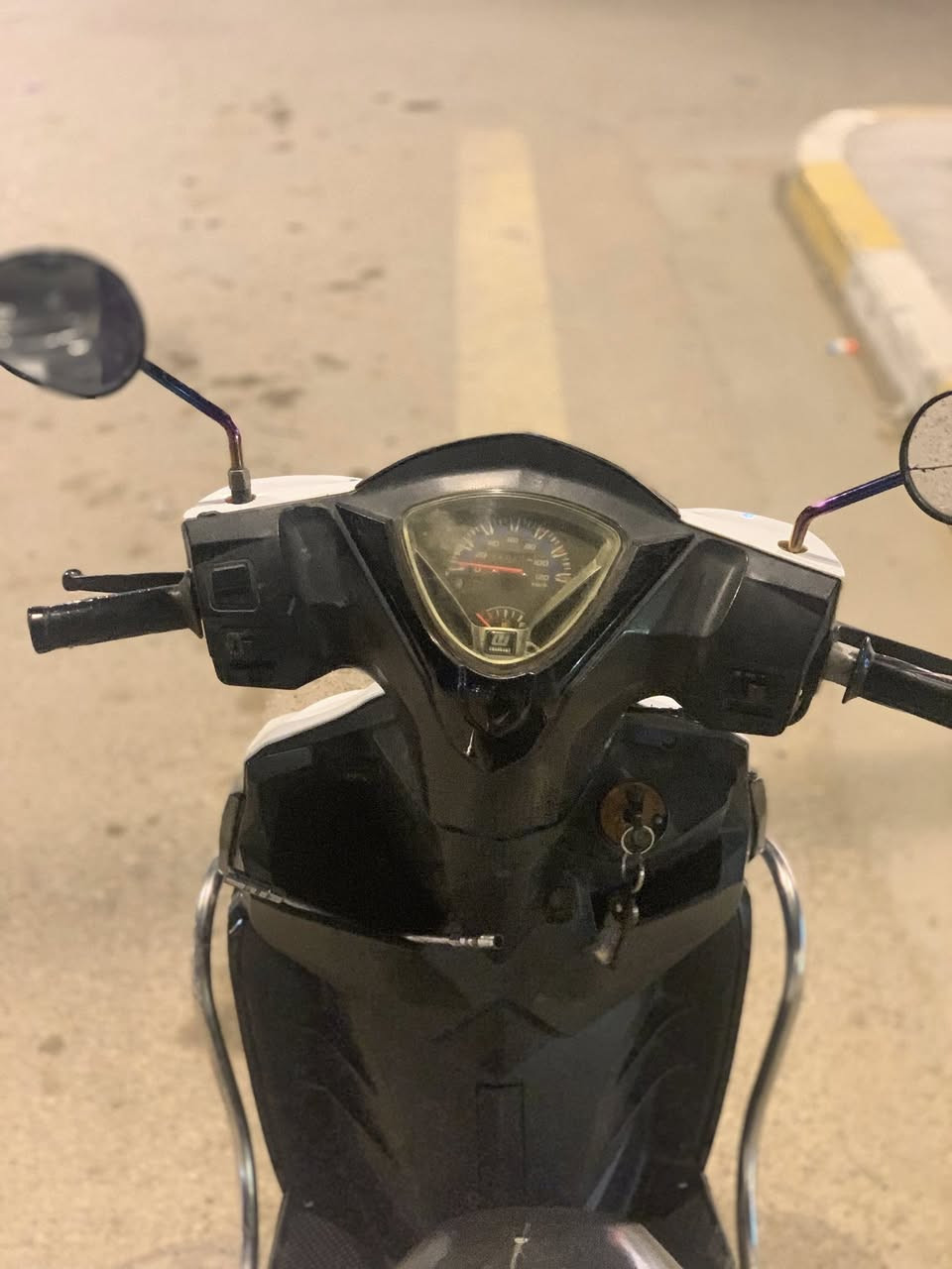 دراجه جامبو حديث
لون ابيض كهربائيات شغاله سلف هندر 
دراجه نضيفه سعره ٧٠٠ 
مكاني ناصريه مركز 
***********
